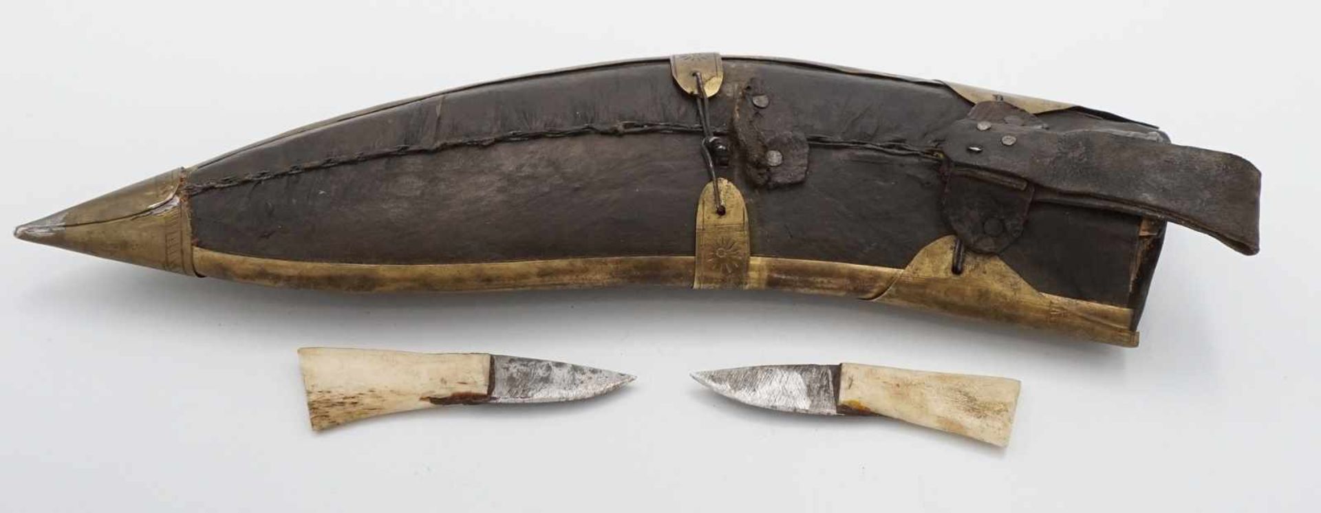 Khukuri Gurkha Dolch, Nepal, 2. Hälfte 20. Jh.Stahlklinge, Yakbein-Griff, Lederscheide mit - Bild 4 aus 4