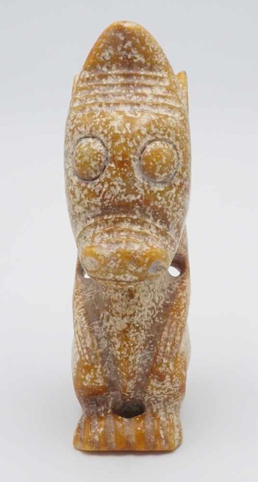 Fabeltier, China, wohl Hong Shan-Dynastie (3500 - 2200 v. Chr.)Jade, honigfarbener Stein mit - Bild 2 aus 5