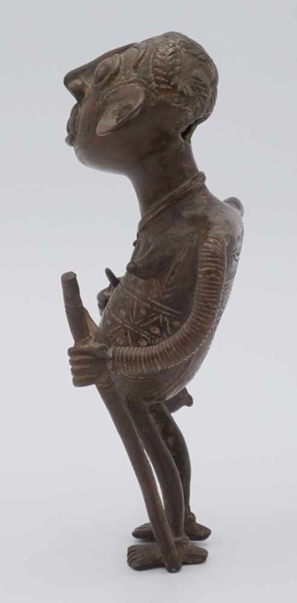 Moderne afrikanisch Frau mit Beutel und StockBronze, 2. Hälfte 20. Jh., unsigniert, Frauenfigur - Image 3 of 4