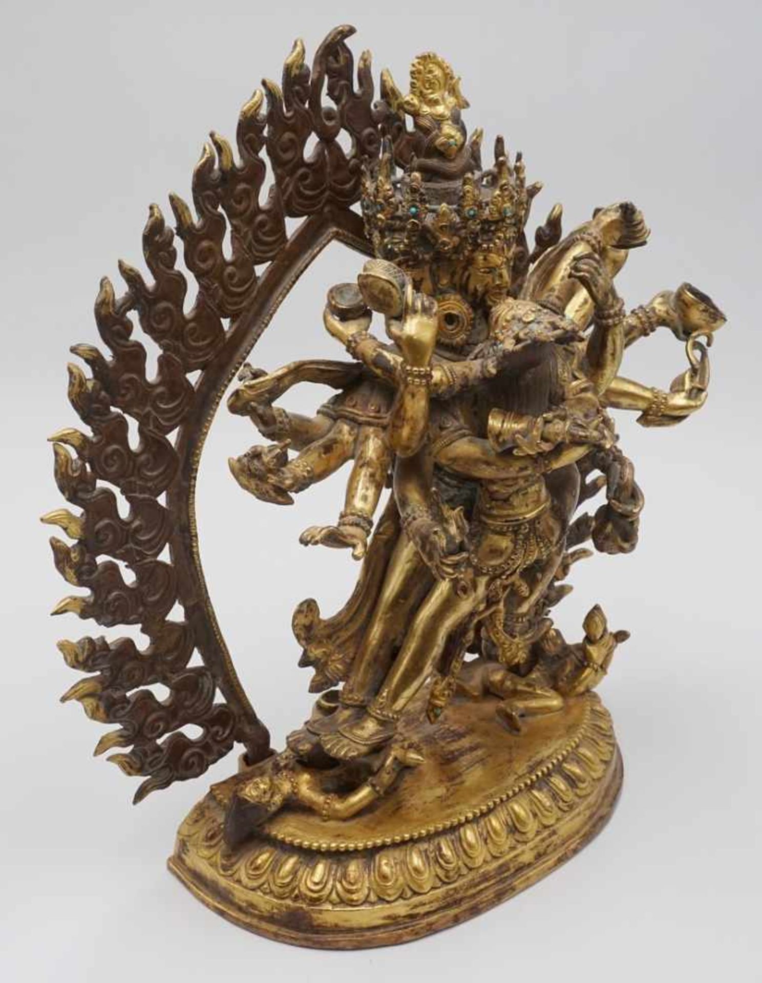 Chakrasamvara mit seiner Weisheitspartnerin Vajravarahi, Tibet / Nepal, 19. Jh.Kupferbronze, - Bild 3 aus 9