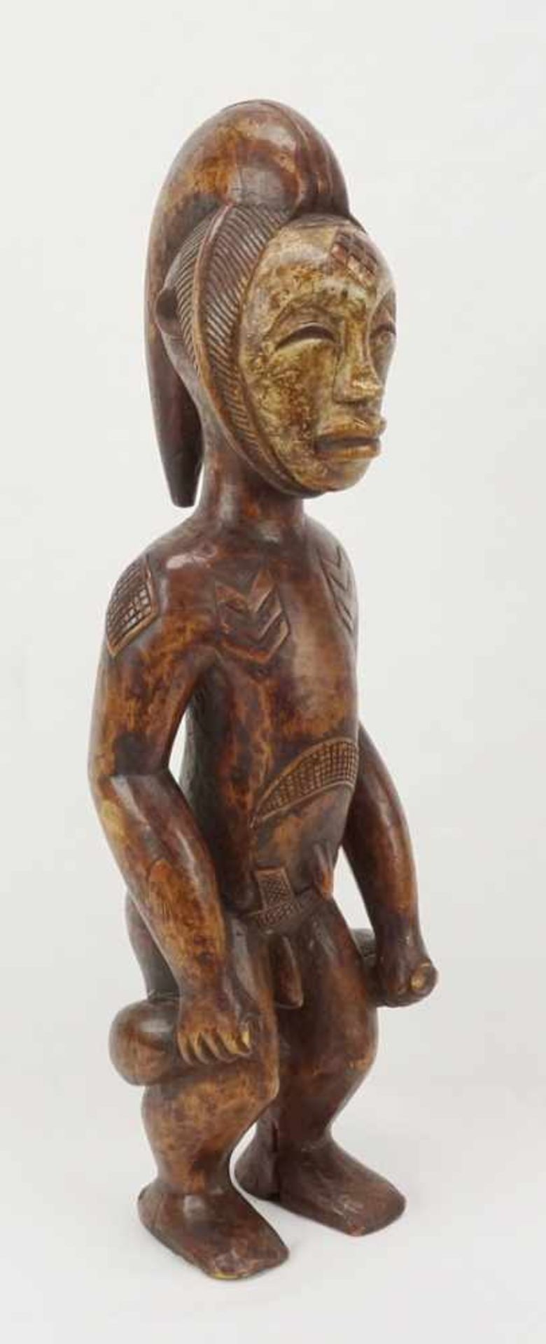 Stehende Ahnenfigur der Kwele, Gabun, DR Kongo, 20. Jh.alt patiniertes Holz, angewinkelte Arme und