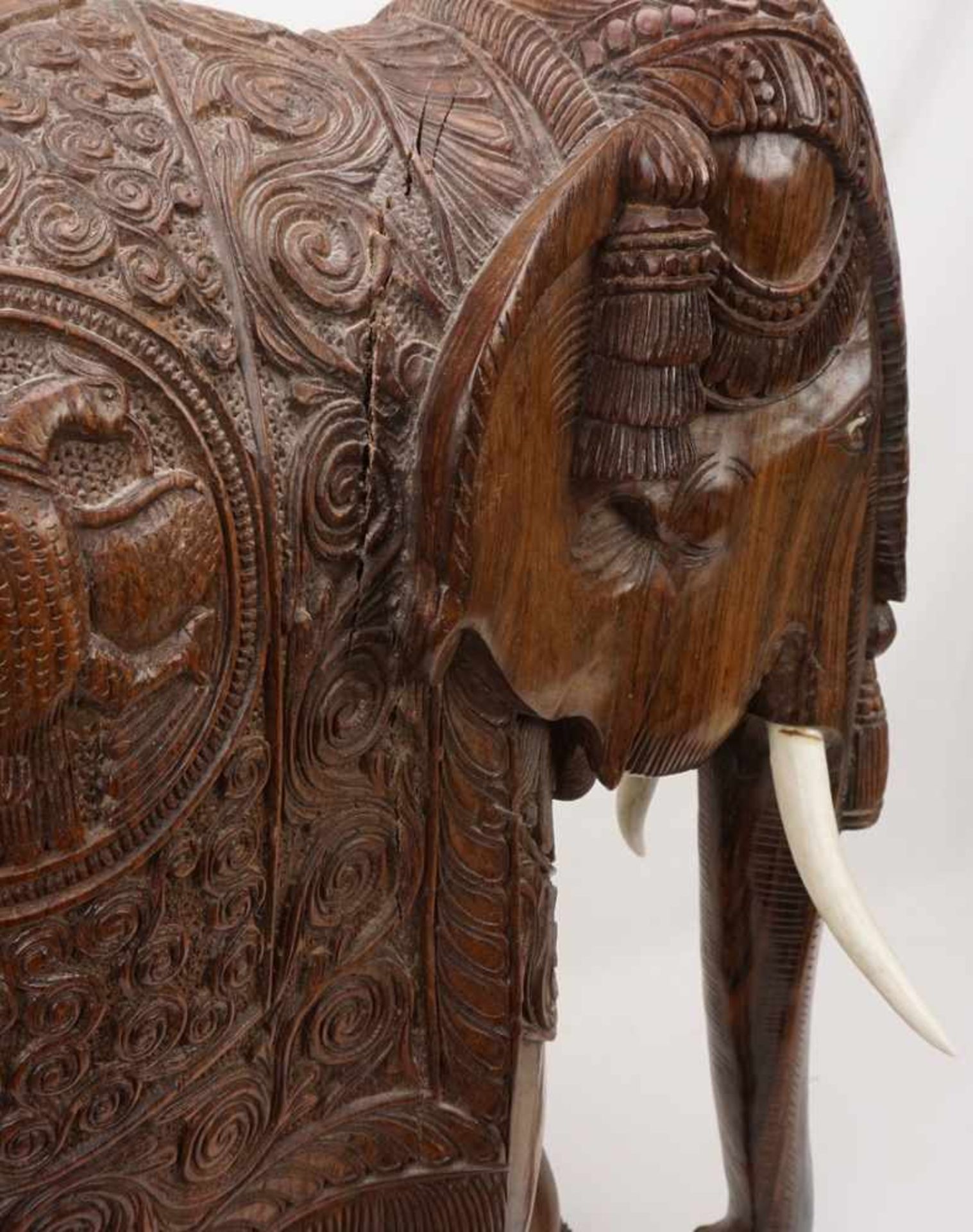 Großer Elefant, Indien, 20. Jh.Palisander, prächtig ausgeschmückter Elefant mit Stoßzähnen aus Bein, - Bild 3 aus 6