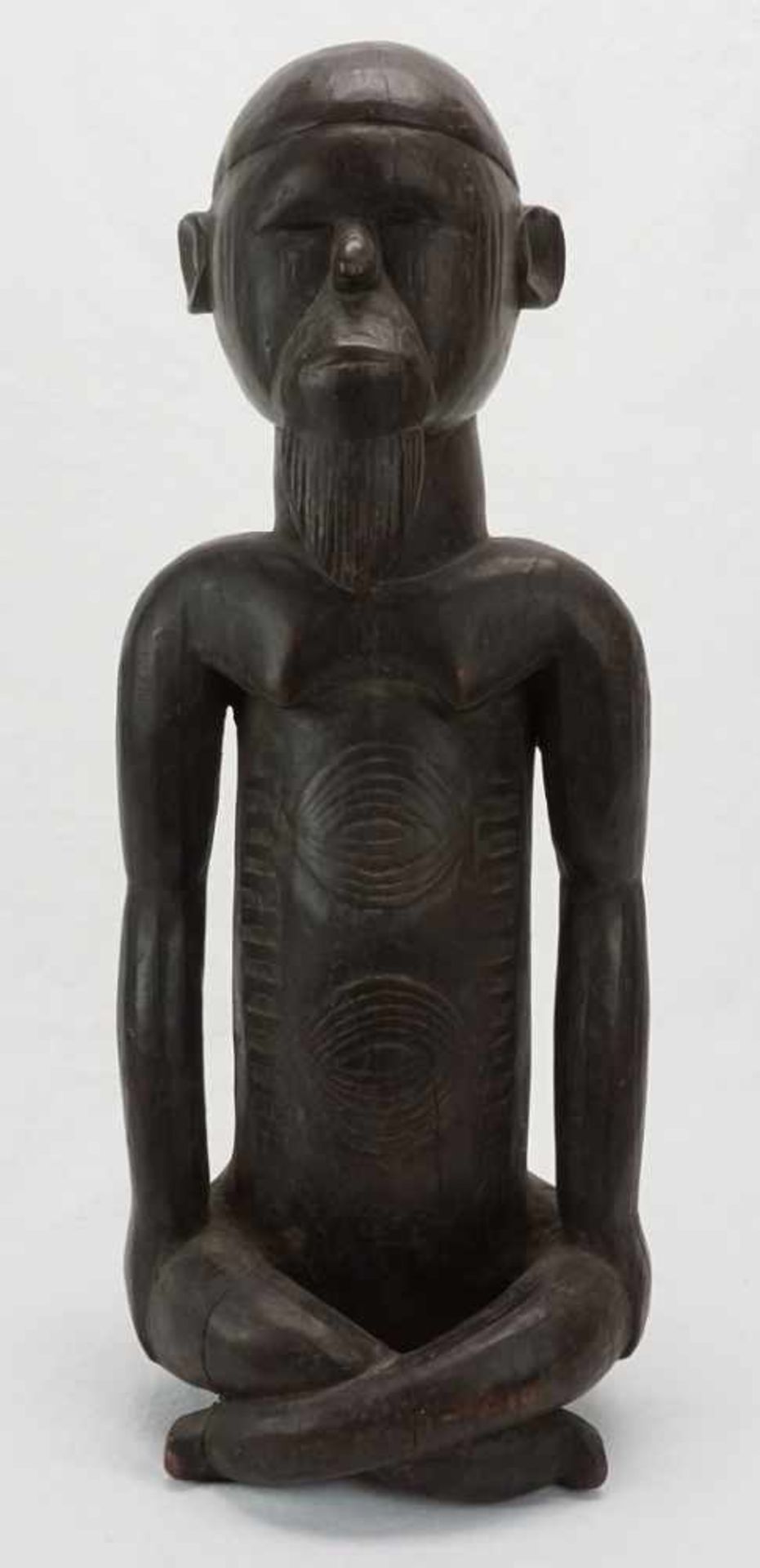 Figur der Teke, Gabun, DR Kongo, 20. Jh.Hartholz, sitzende Figur mit Kinnbart und Ritzdekor auf - Image 2 of 5