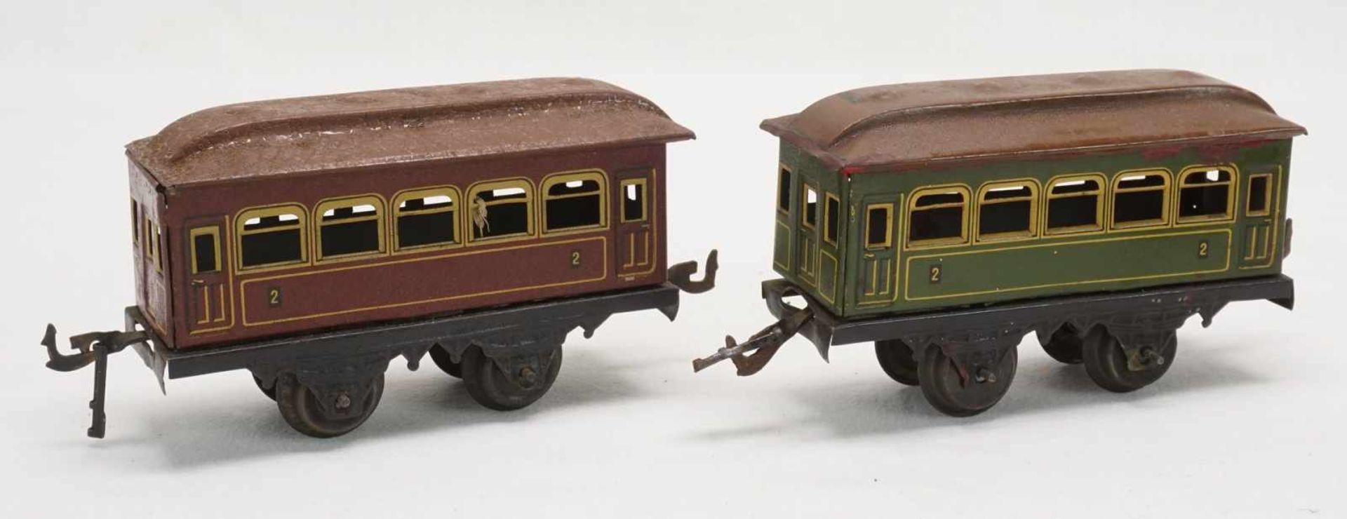 Eisenbahnanlage mit Lok und Wagen, Spur 0, um 1930Blech lithografiert, elektrische Schlepptenderlok, - Image 4 of 8