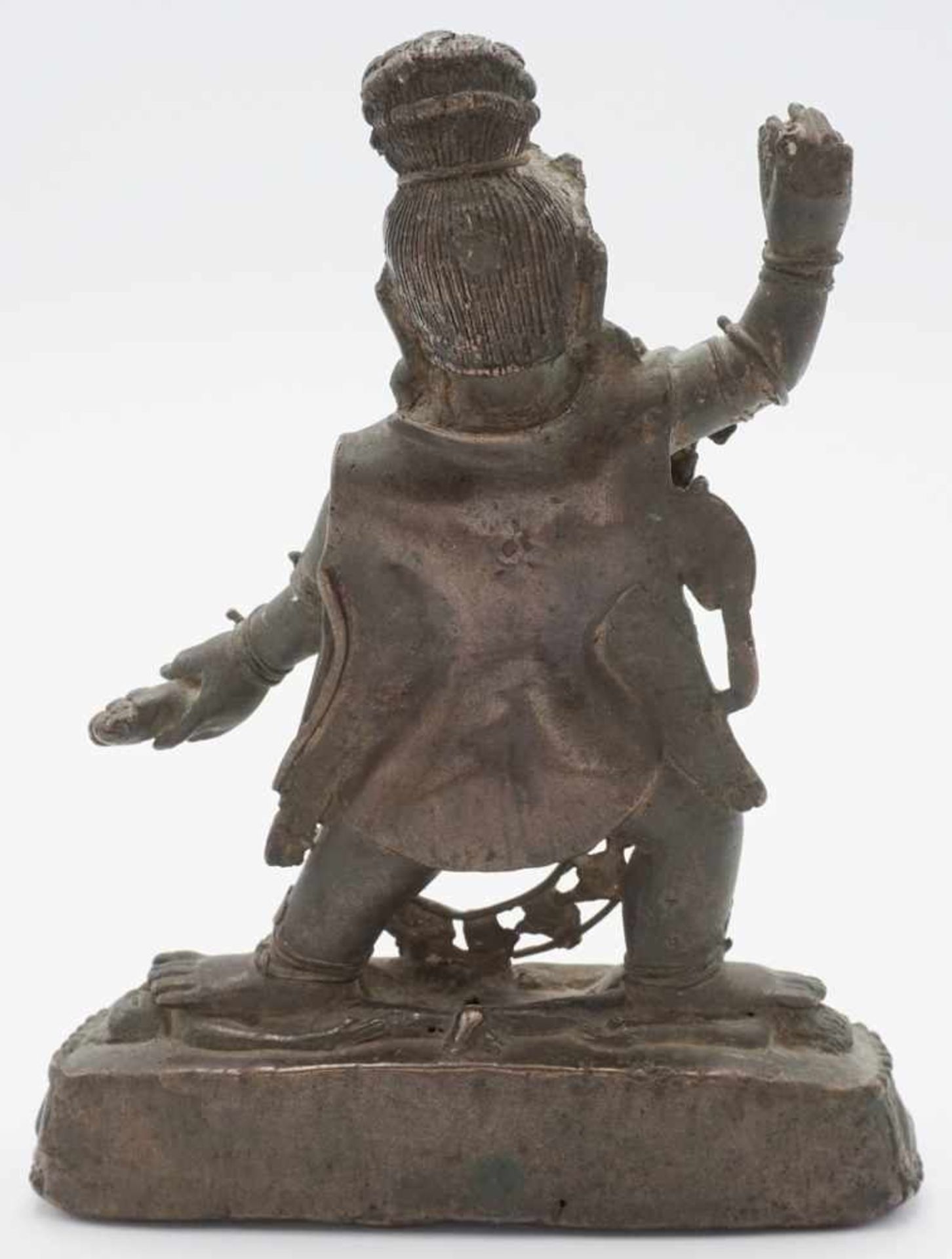 Mahakala, Tibet, 18./19.JhBronze, stehend auf zwei Dämonen, in der rechten Hand ein abgebrochenes - Bild 2 aus 5