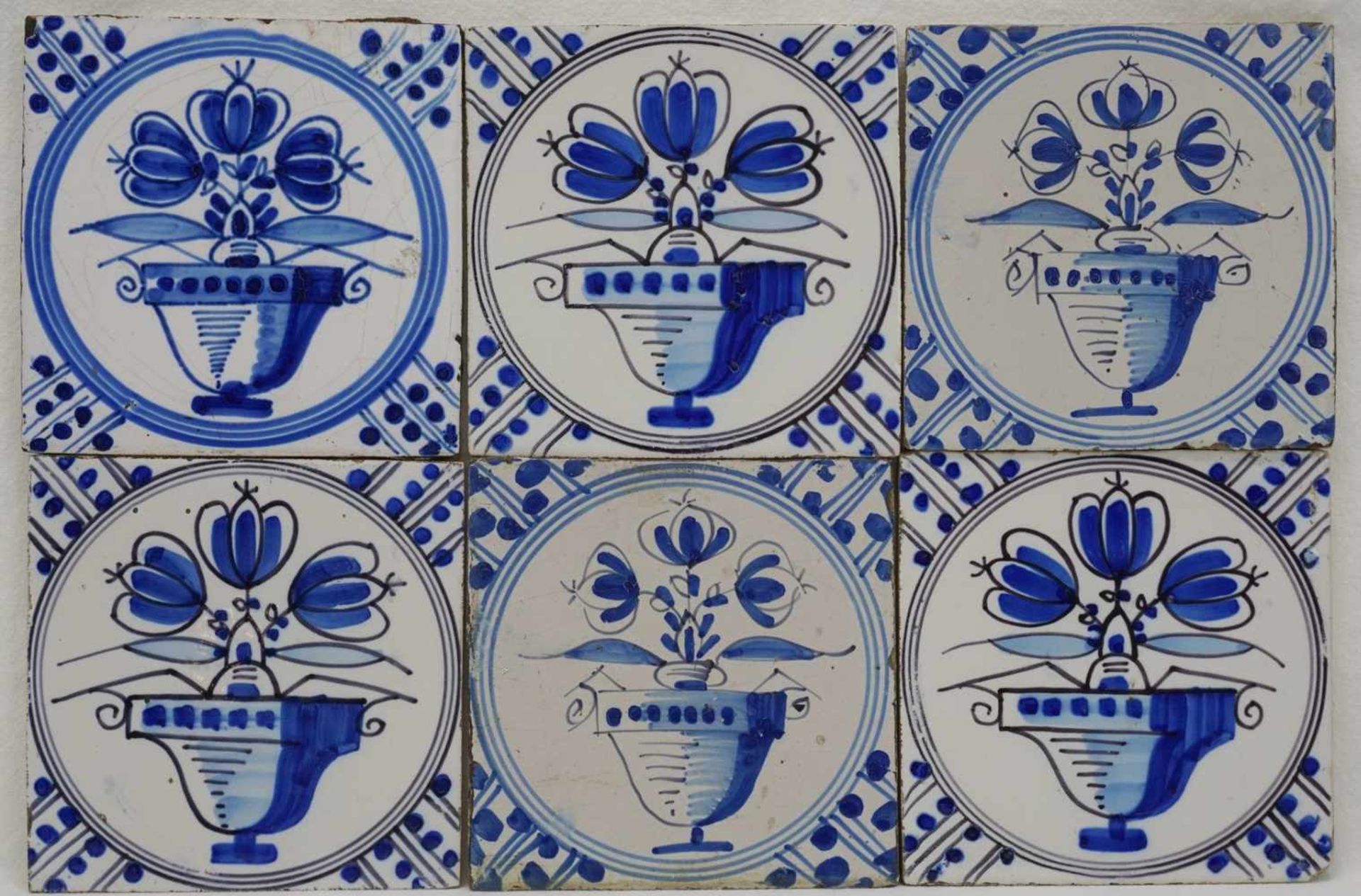 Sechs Delft Wandfliesen, um 1800blau, Blumentopf-Motive, altersgemäß guter Zustand, 13 x 13 cm (