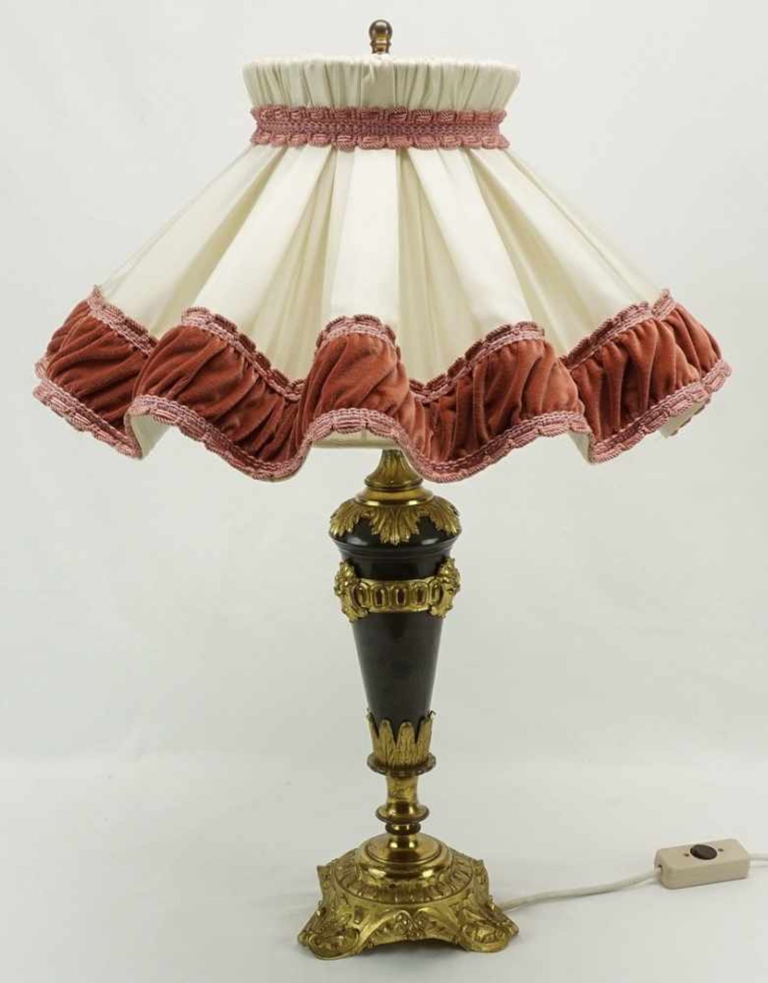 Tischlampe im Empire-Dekor, 1. Hälfte 20. Jh.Marmor / Messing, schwarzer Marmor mit