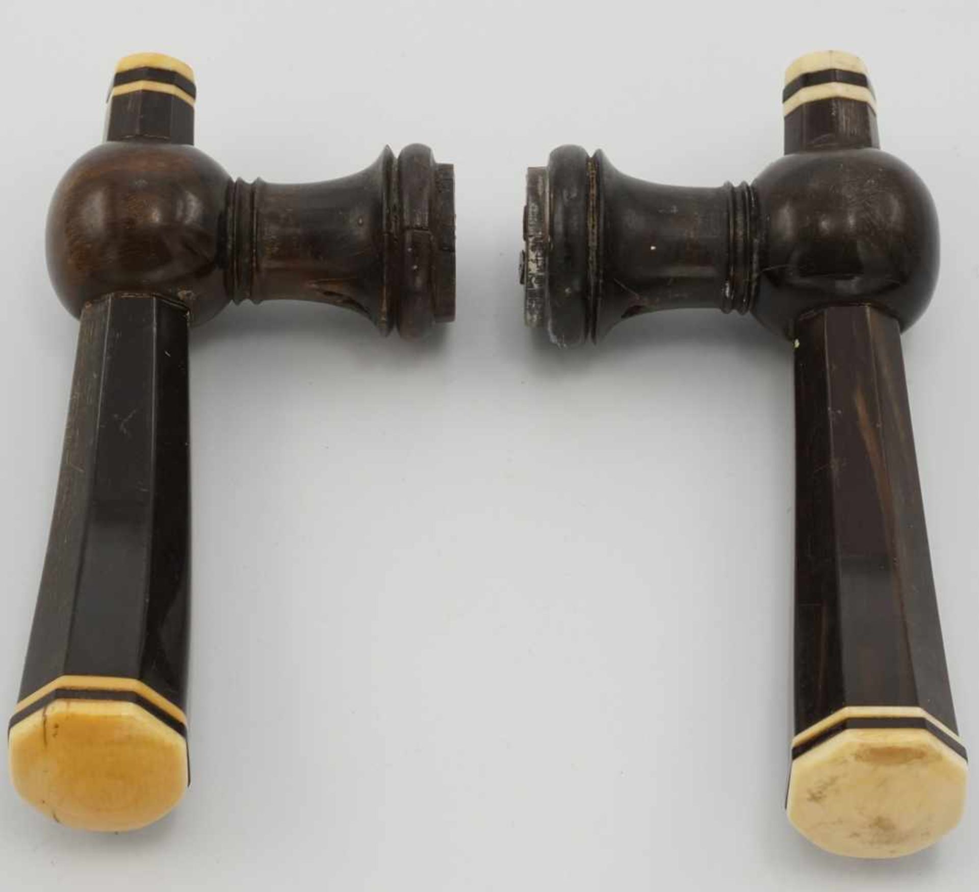 Paar Horn-Türklinken, 19. Jh.geschnittenes Horn und Elfenbein, altersgemäßer Zustand, 12,5 x 6 cm ( - Bild 2 aus 2
