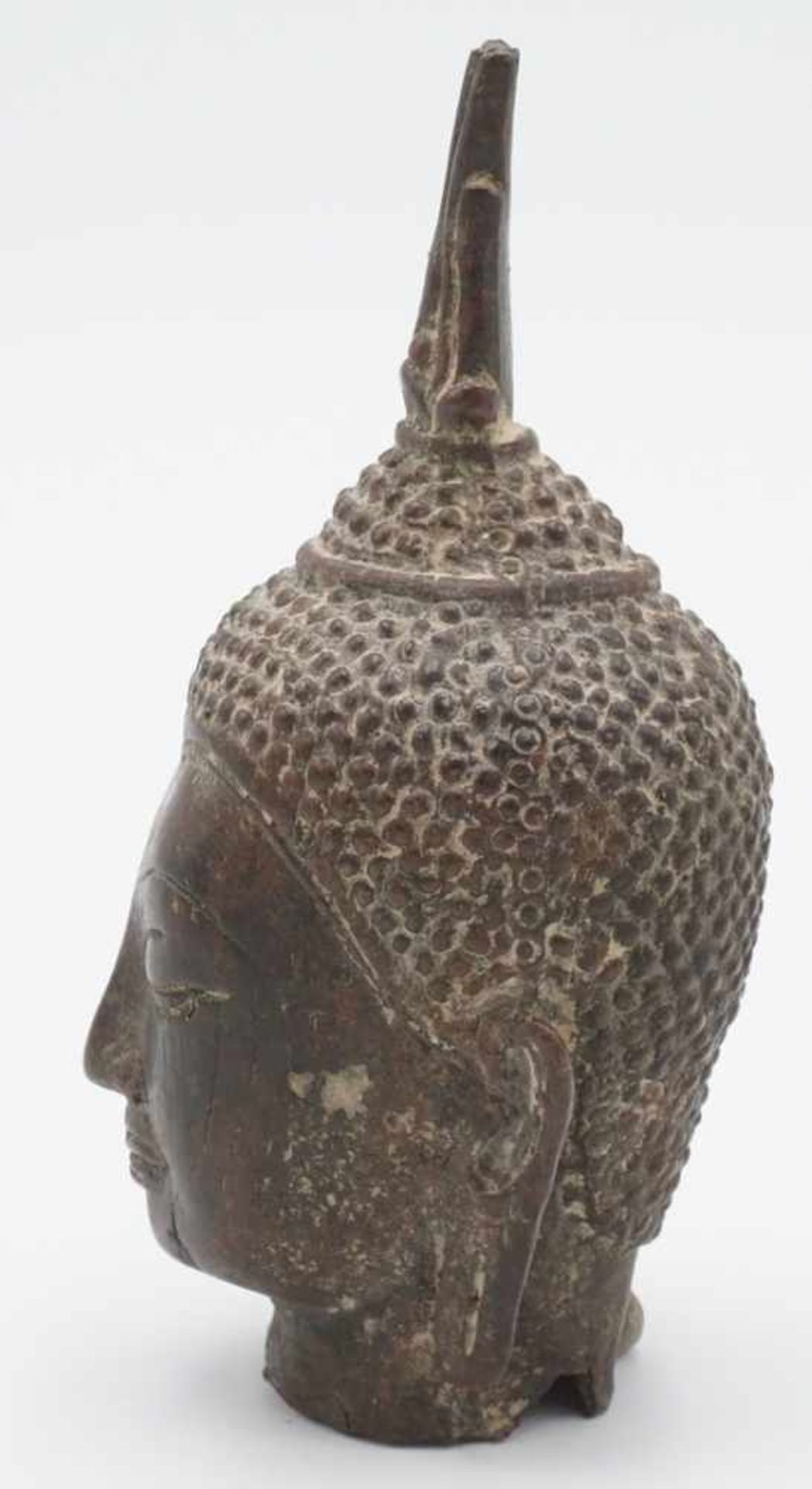 Sukhothai Buddhakopf, Thailand, wohl 15. Jh.Bronze, feiner Guss mit noch vorhandenen Tonkern der - Bild 2 aus 5