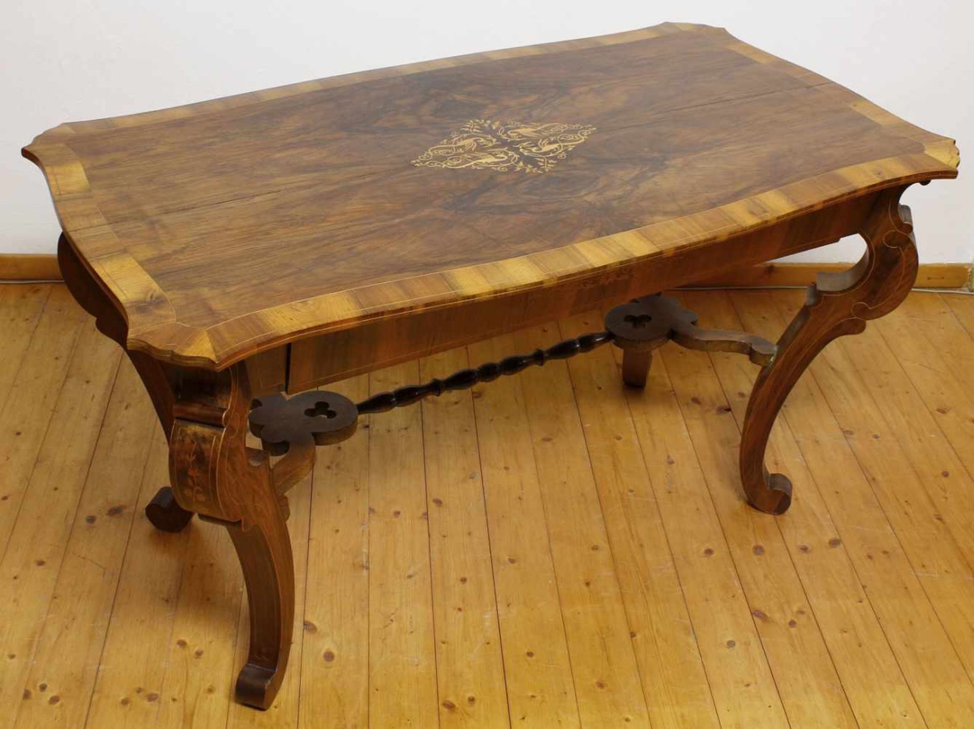 Spätbiedermeier Tisch, Nussbaum1. Hälfte 19. Jh., sehr aufwendig gearbeitetes Möbel, wohl Wien, - Image 4 of 6