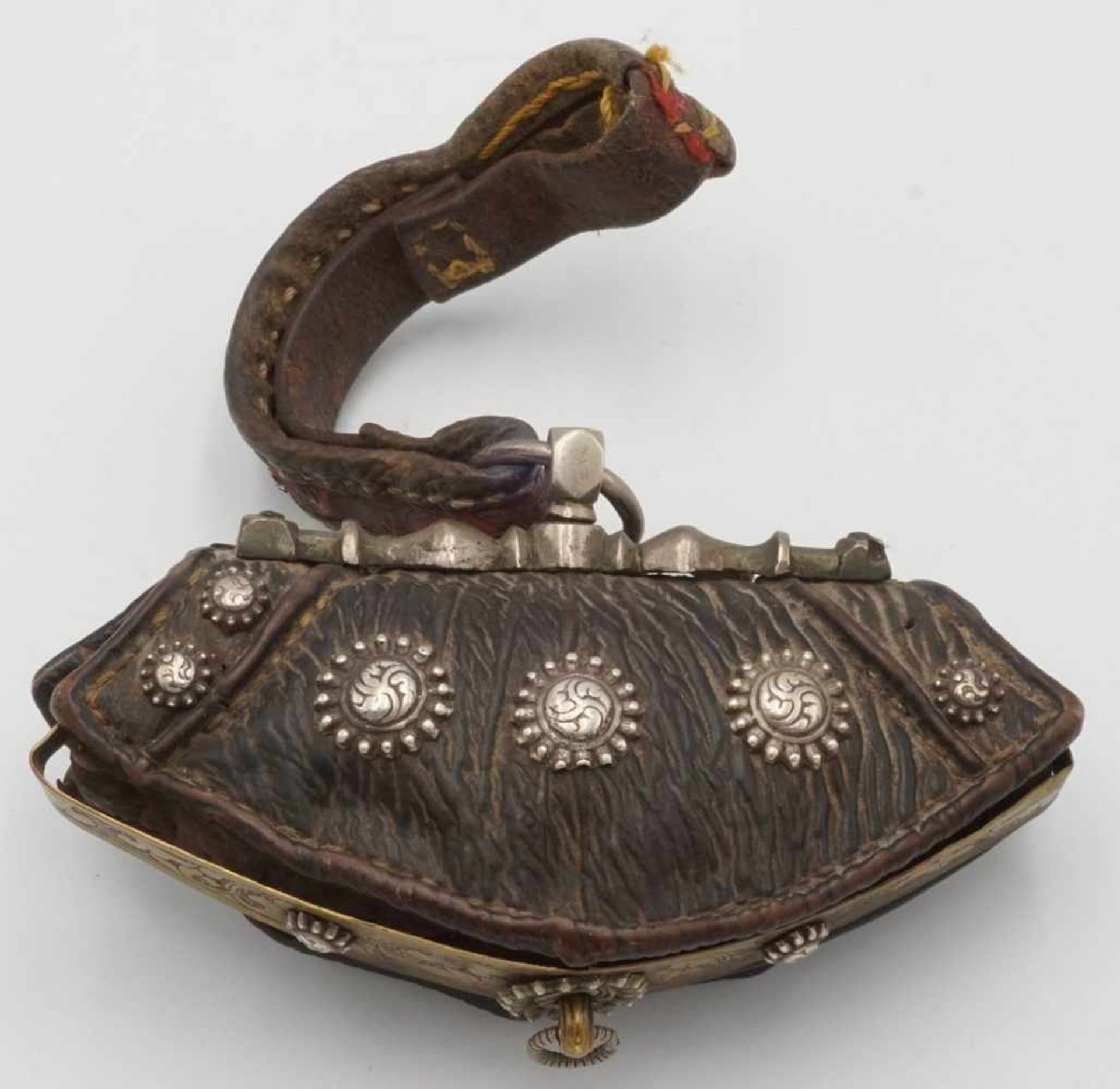 Yakledertasche für Zunder, Tibet, 19. Jh.Messing, Silber, Koralle, prunkvoll gearbeitet, guter - Bild 2 aus 2