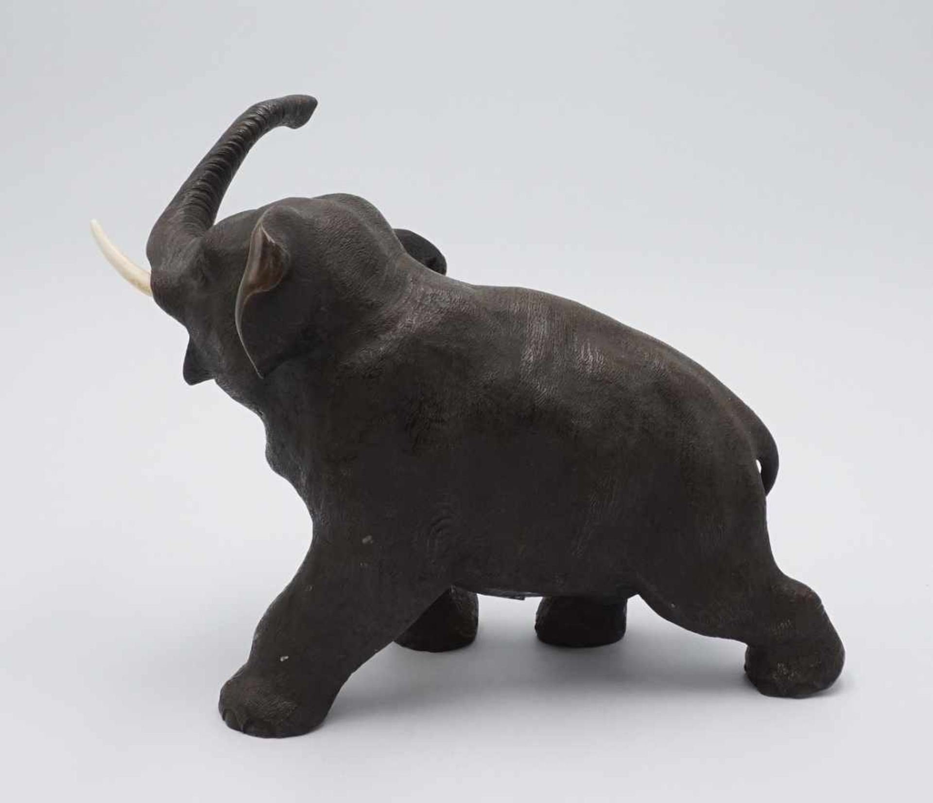 Elefant, Japan, Meiji-Periode, um 1900Bronze, Elefant mit erhobenem Rüssel, sehr detaillierte - Image 2 of 3