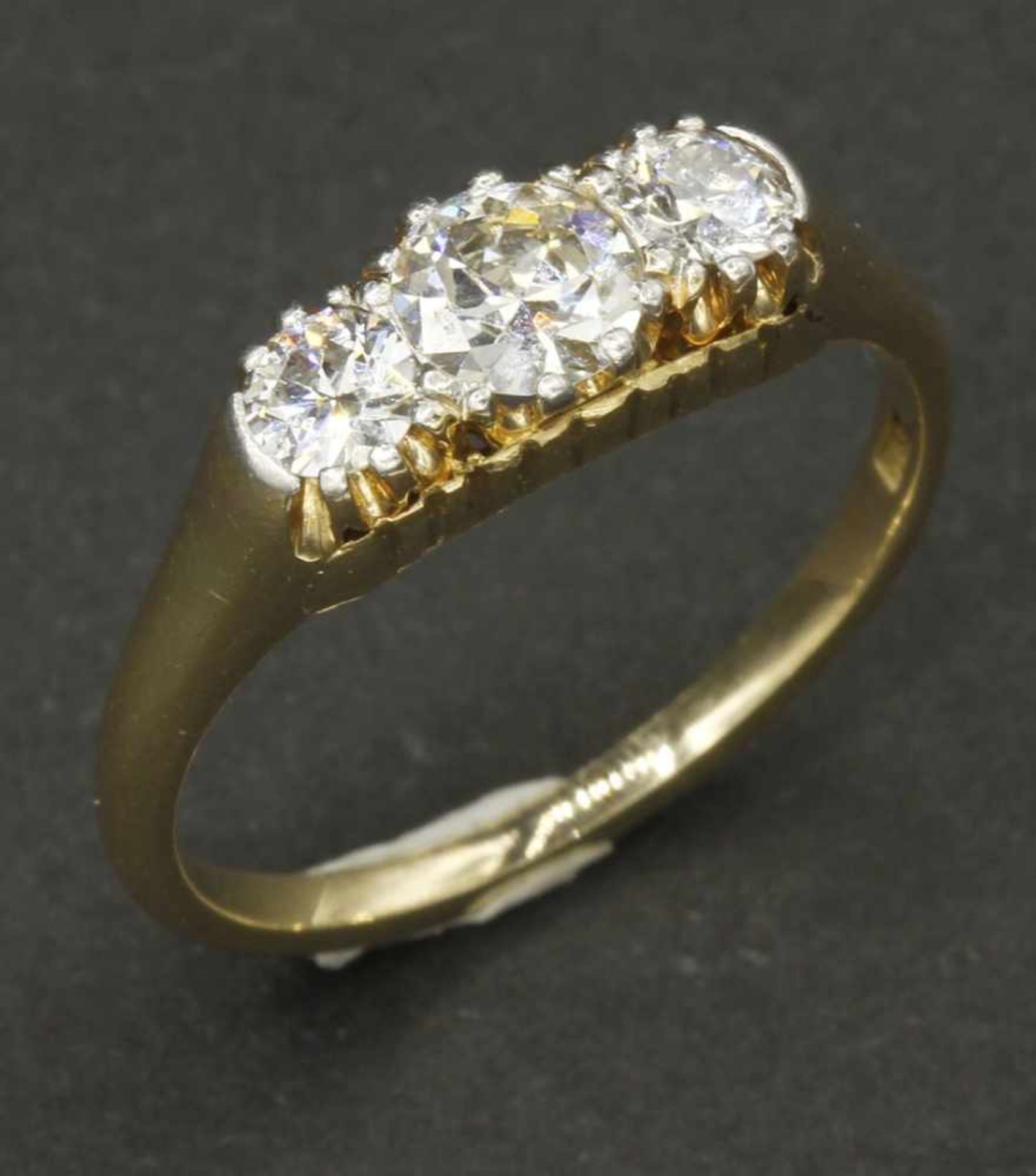 Brillant-Ring585/- Gelbgold, 0,5 ct Brillant (TW/SI) Krappenfassung, zwei 0,2 ct Brillanten (TW/VSI)