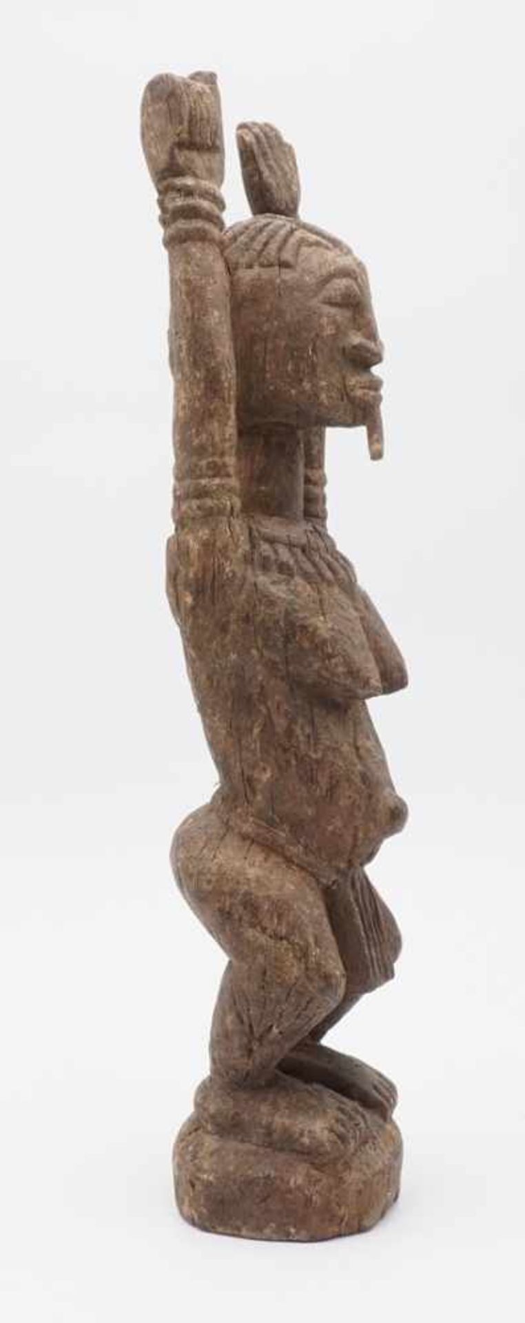 Weibliche Dogon Tellem Figur, MaliHartholz, stehende, weibliche Figur mit erhobenen Armen,