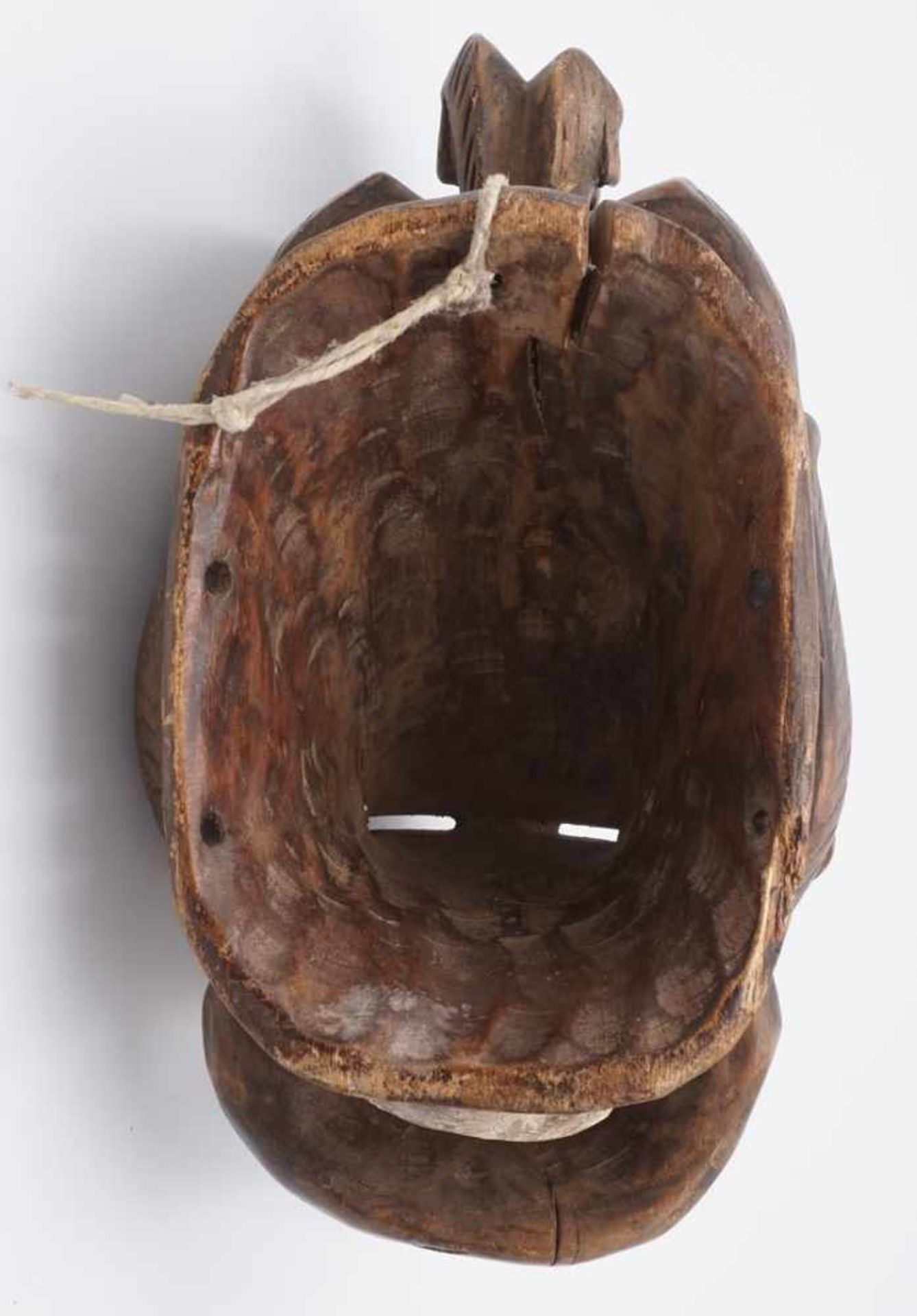 Maske der Senufo, Burkina Faso, 20. Jh.Holz, Vorhaltemaske mit Figur auf dem Kopf, Augenschlitzen - Image 4 of 4