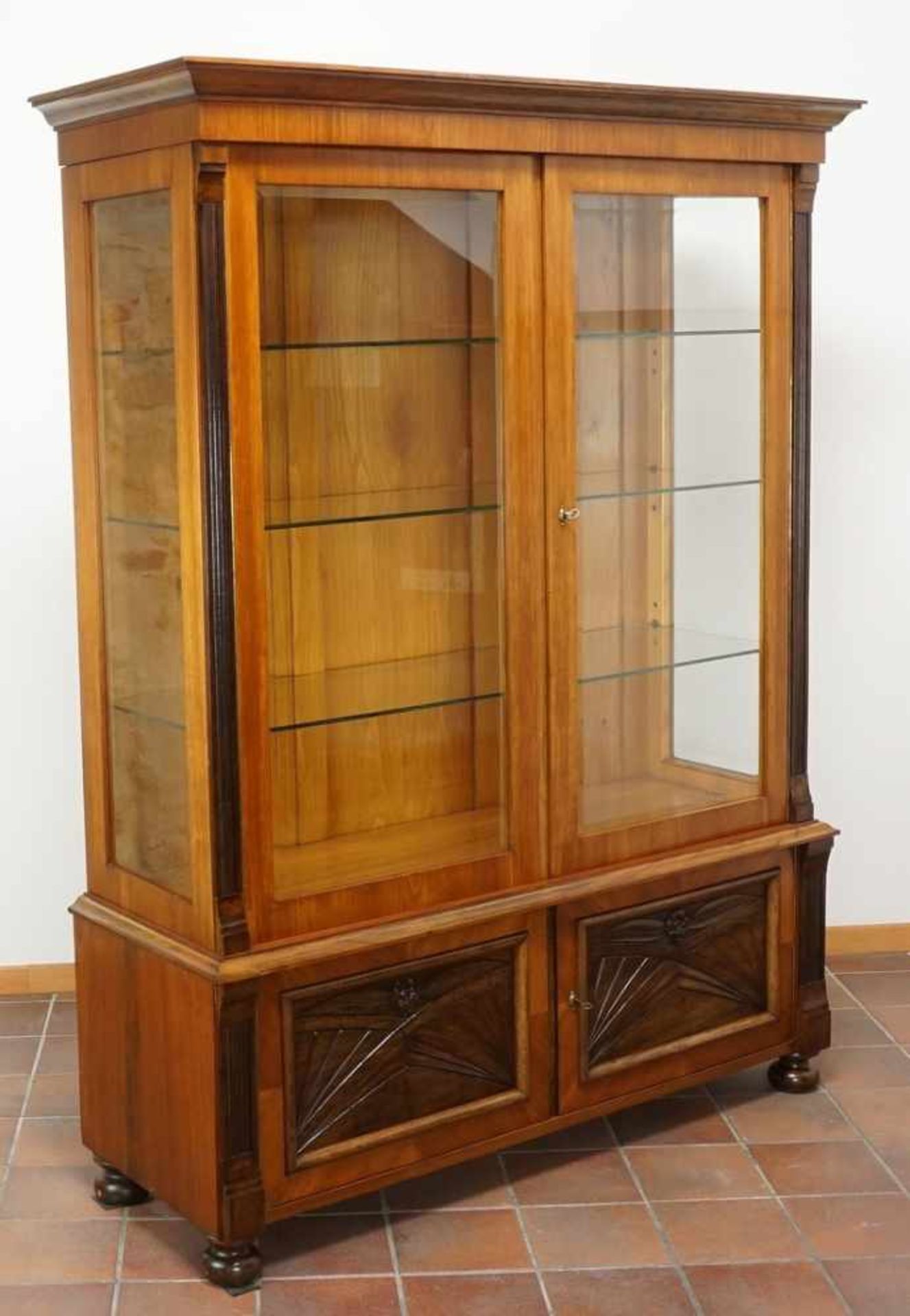 Drei Seiten Glasvitrine, Nussbaumum 1910, zweitürig, dunkel abgesetzte, kannelierte Lisenen,