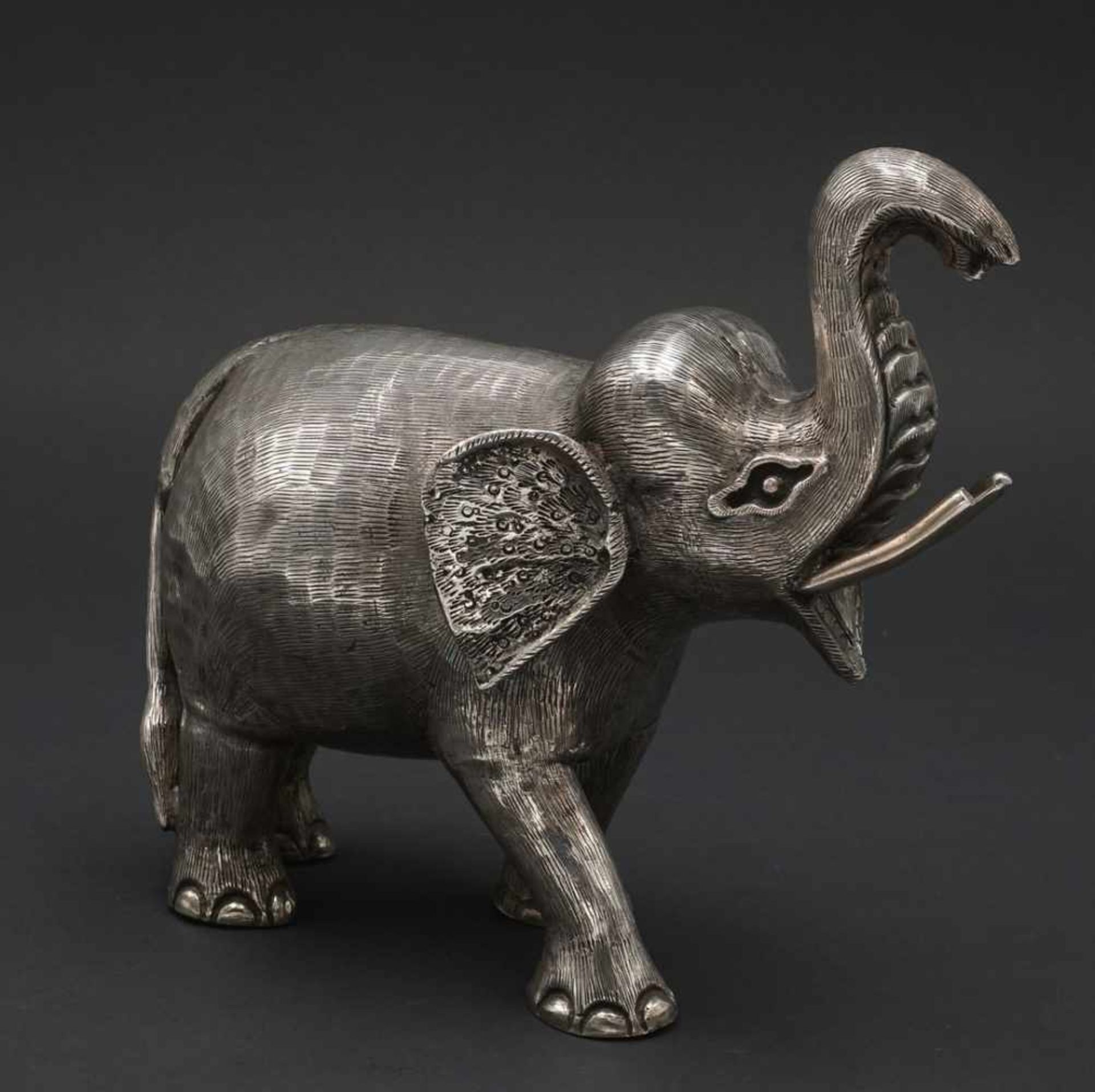 Elefantenbulle mit gehobenen RüsselSilber (geprüft), sehr guter Zustand, 14 x 16 x 8 cm (HxBxT), 373