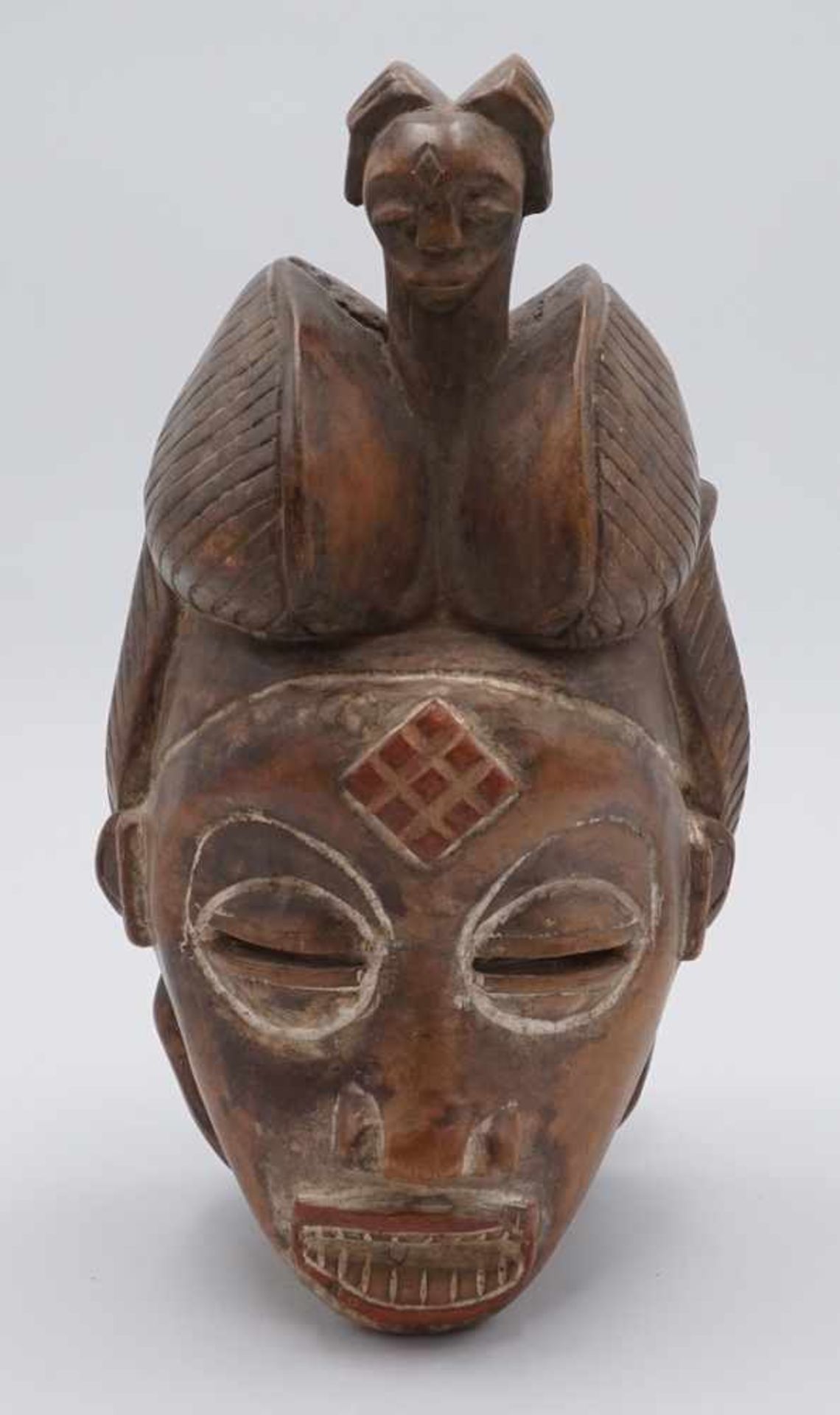 Maske der Senufo, Burkina Faso, 20. Jh.Holz, Vorhaltemaske mit Figur auf dem Kopf, Augenschlitzen - Image 2 of 4