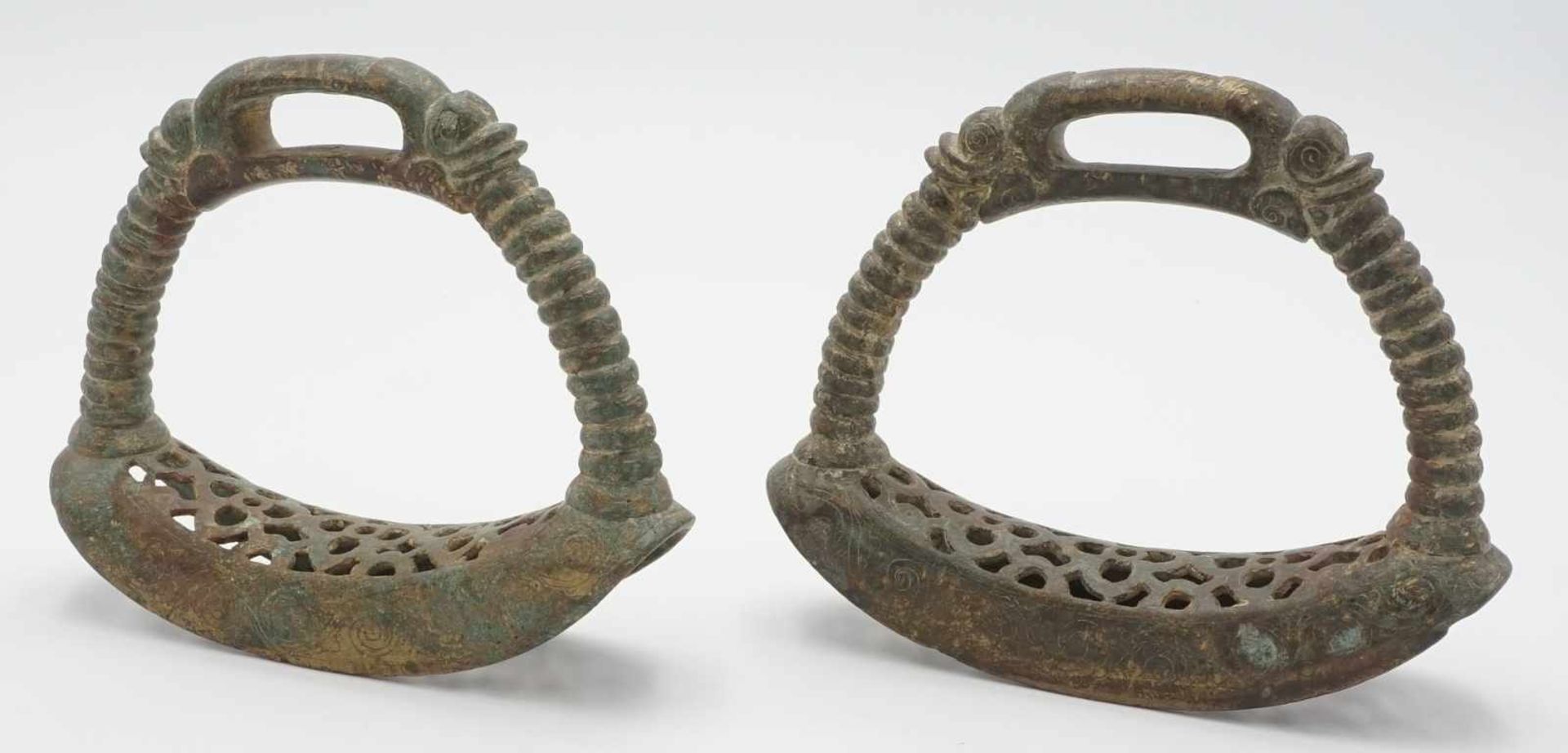 Steigbügel, China, 17./18. Jh.Bronze, durchbrochener Boden, fein graviert, altersgemäß guter - Bild 2 aus 3