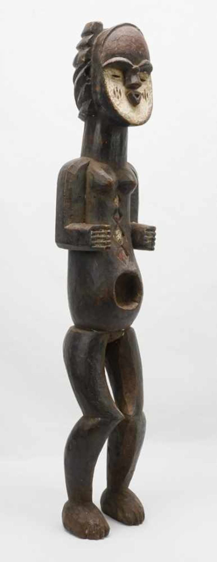 Tsogo (Mitsogho) Figur, Gabun, 20. Jh.Holz, stehende, weibliche Figur, angewinkelte Arme und