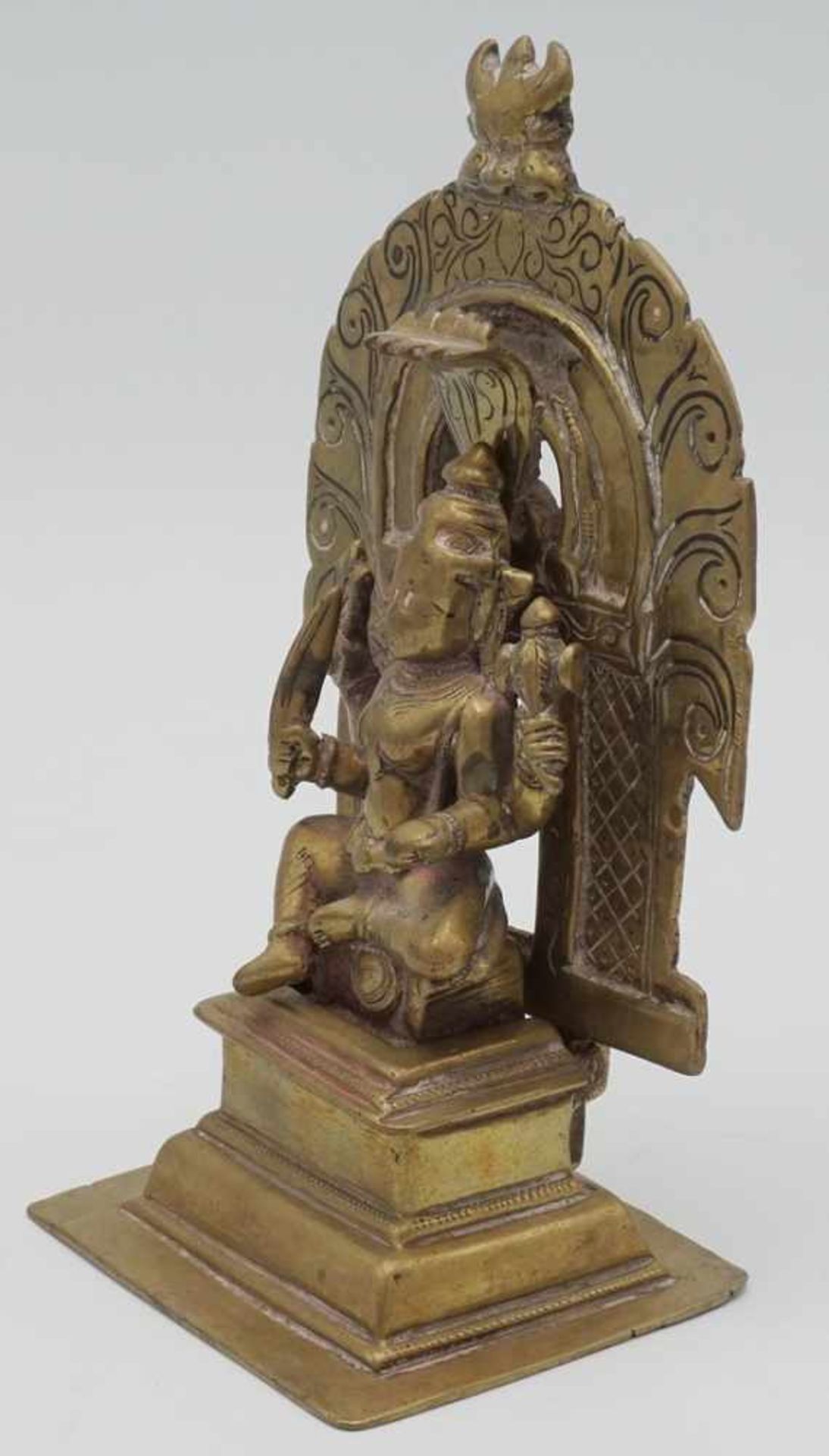 Altar des vierarmigen Vishnu, Indien, 20. Jh.Messing, Vishnu auf hohem Sockel mit seinen Attributen, - Bild 2 aus 4