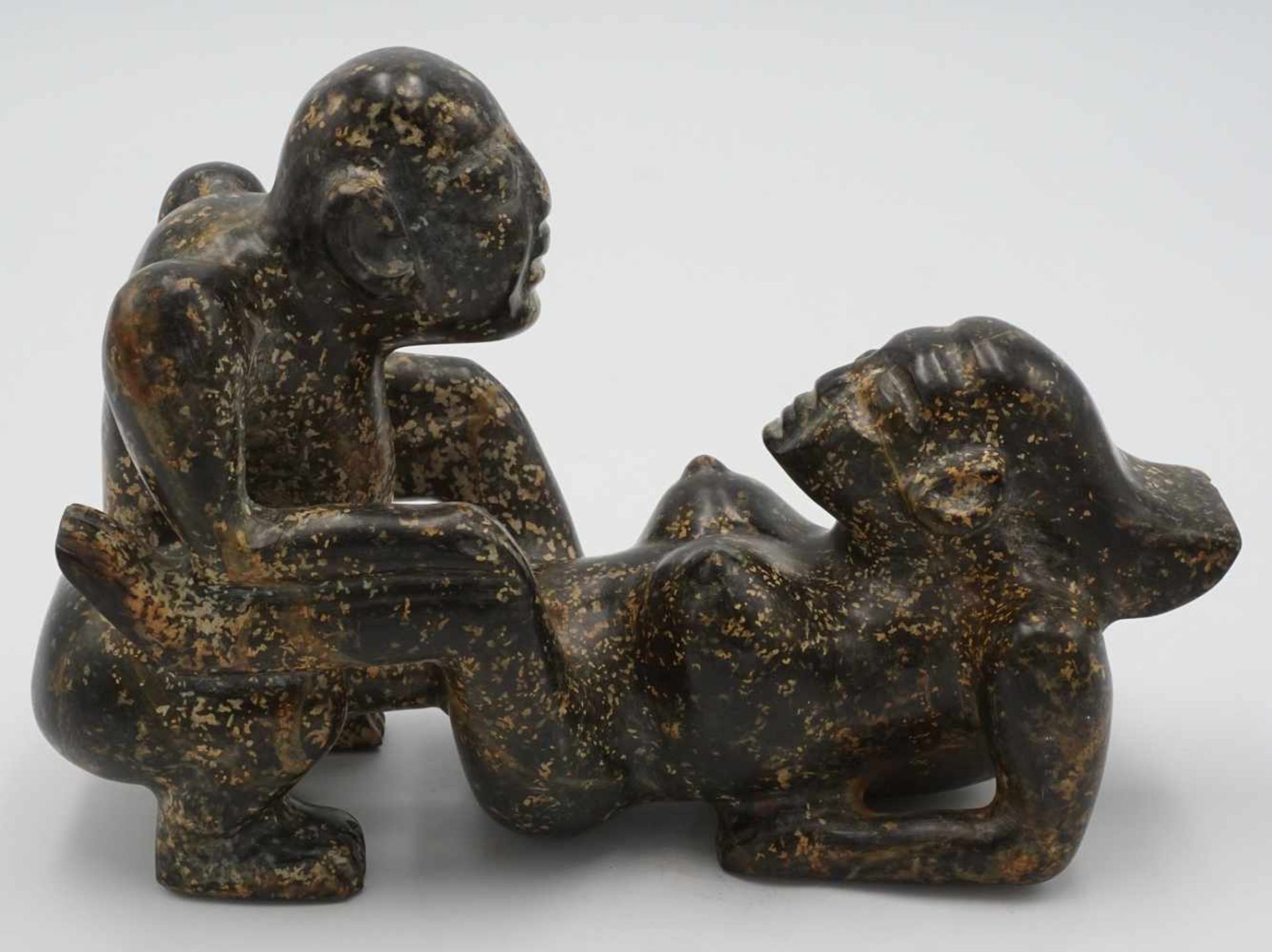 Kopulierendes Paar, China, 20. Jh.schwarze Jade mit braunen Einschlüssen, erotische Darstellung, - Bild 2 aus 3