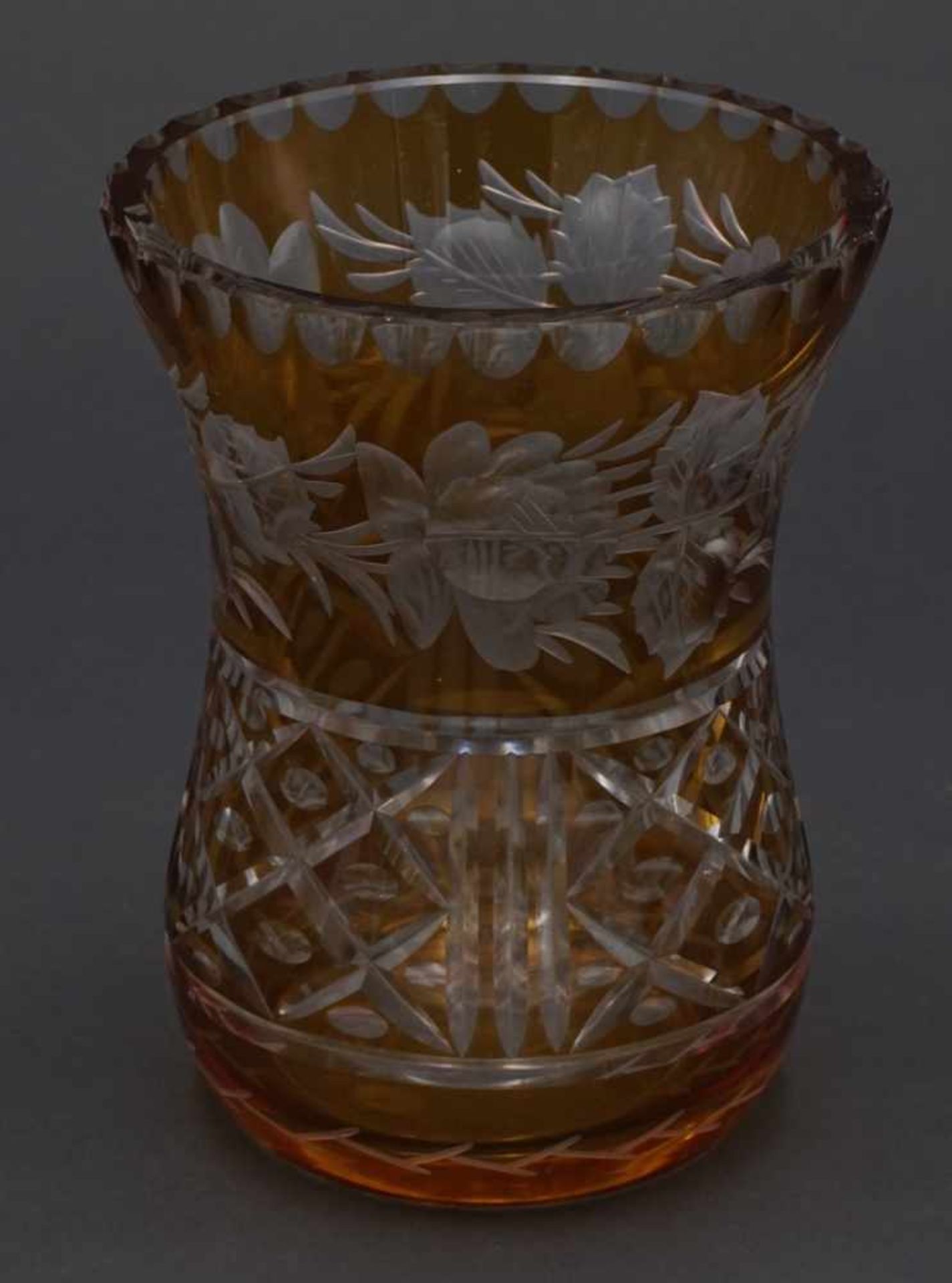 Drei Glasvasen1) Kristallglas, reich verschliffen, H. 12,5 cm 2) grün, goldene, florale - Image 4 of 4