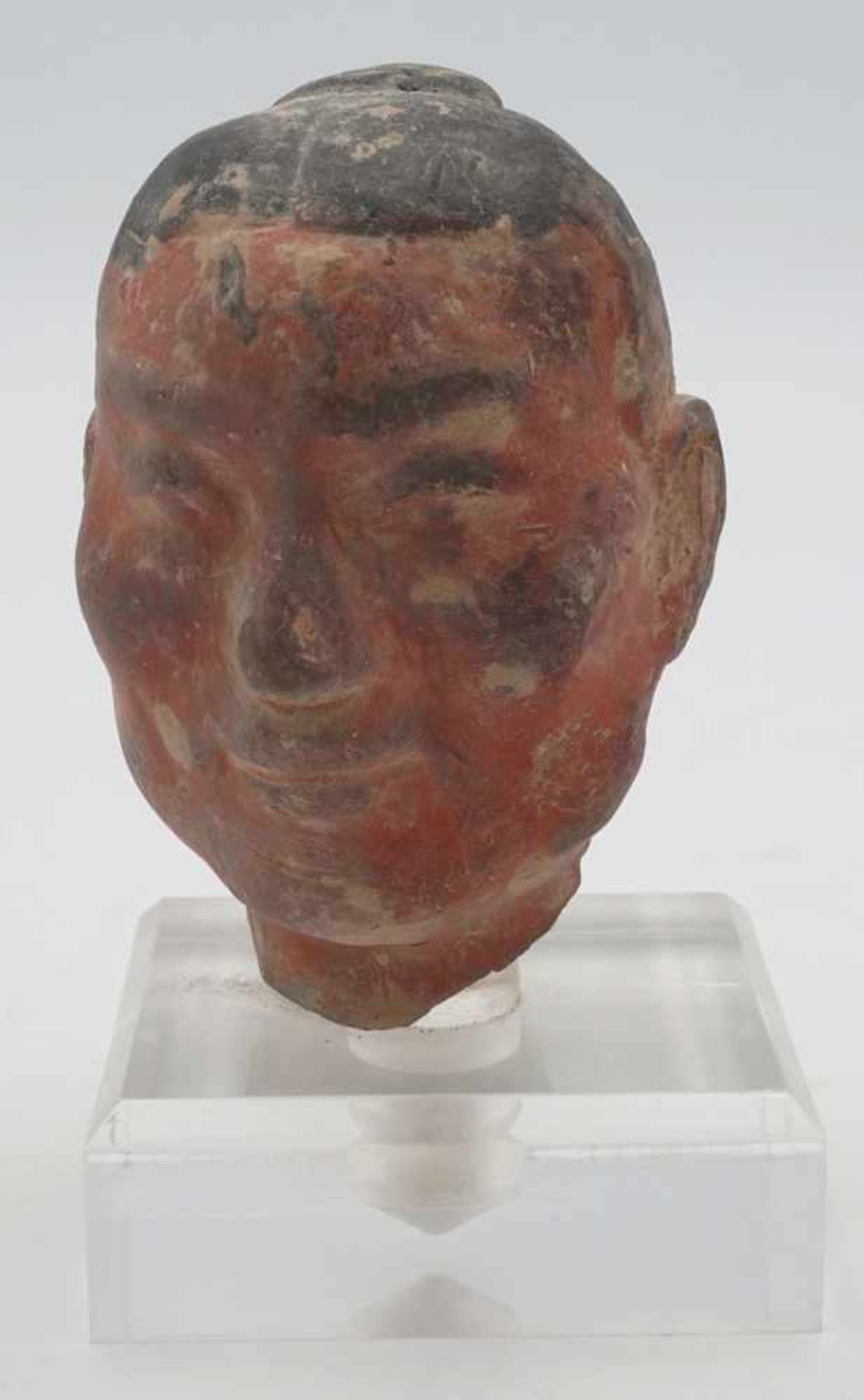 Kopf einer Grabfigur, China, Han-Dynastie (2. Jh. v. Chr.)Terrakotta, grauer Tonkopf mit Resten