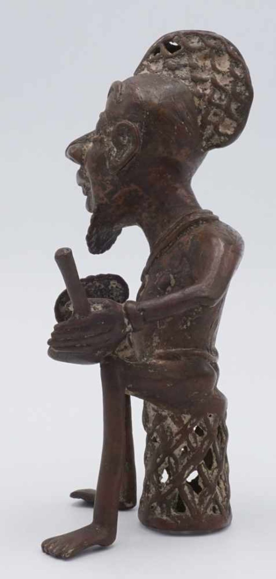 Moderner afrikanischer Mann mit Fächer und PfanneBronze, 2. Hälfte 20. Jh., unsigniert, - Image 3 of 4