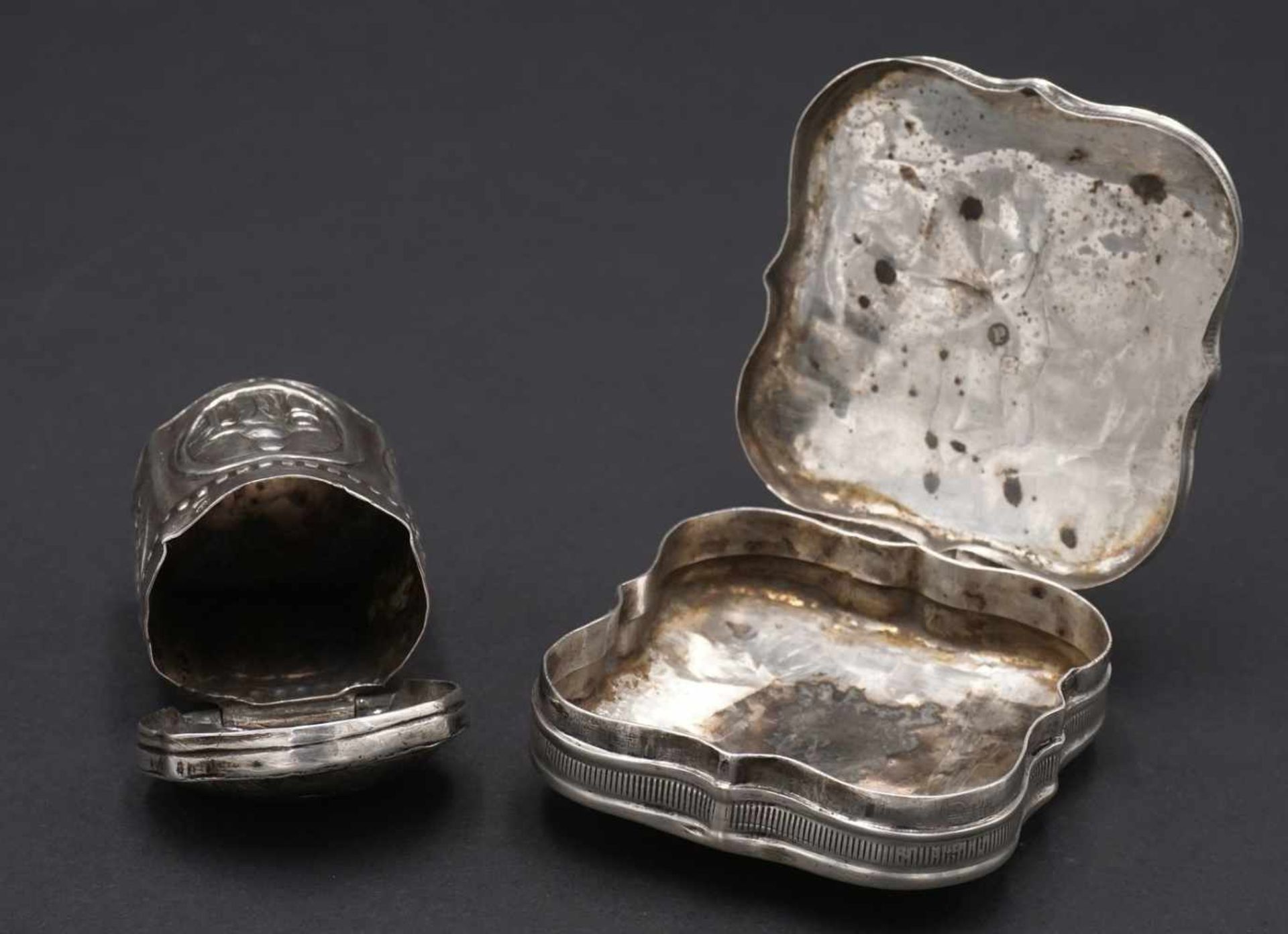 Zwei kleine, verzierte SilberdosenSilber (geprüft), Punzen undeutlich oder nicht identifizierbar, - Image 3 of 3