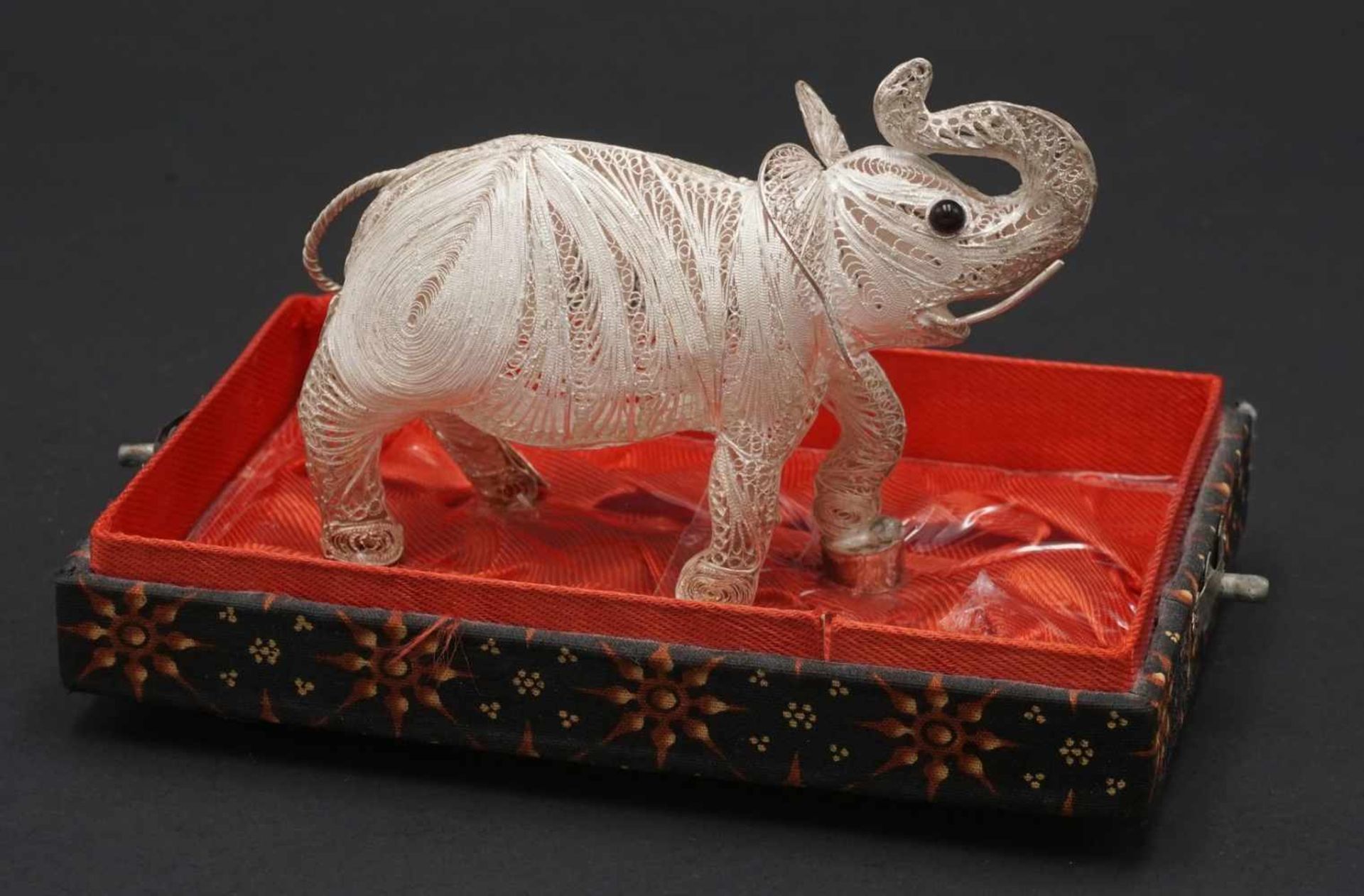 Elefant aus Filigran925/- Silber, Elefant mit gehobenem Rüssel und aufgesetzten, schwarzen Augen, - Image 2 of 3