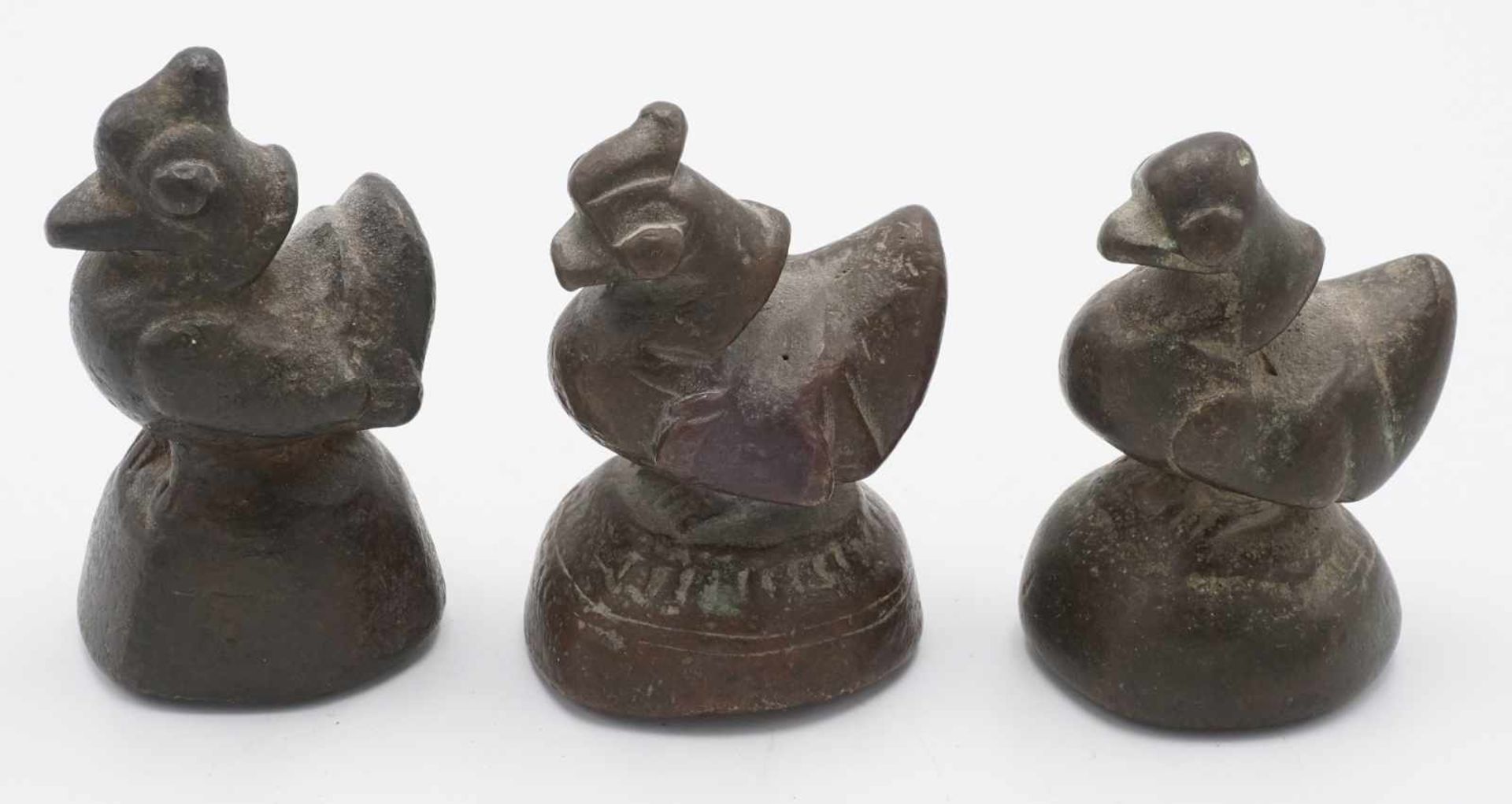 Drei Opiumgewichte, Burma, 19. Jh.Bronze, Mandarinenten mit schöner Alterspatina, Originalzustand, - Bild 2 aus 3