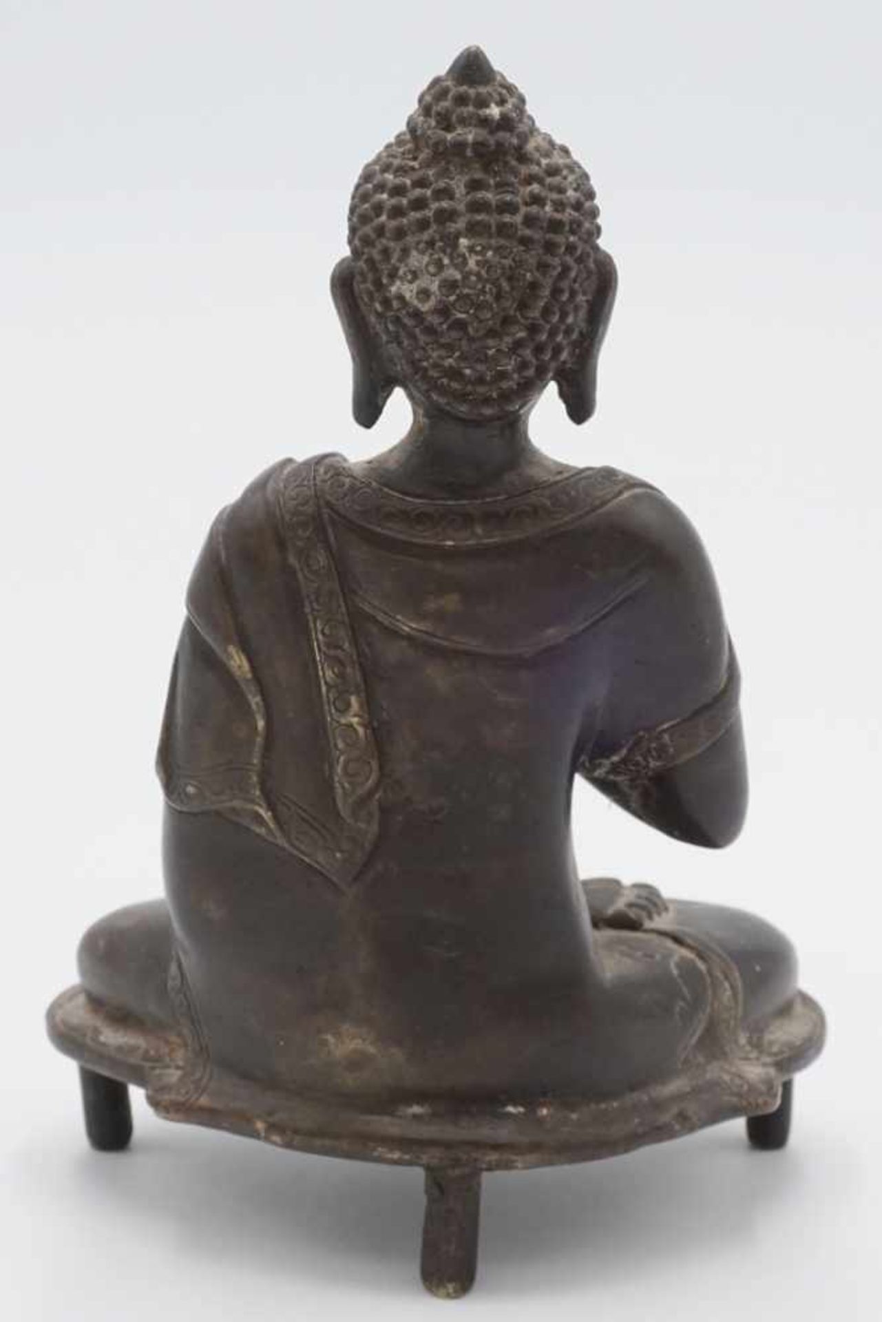 Buddha, Burma, 19. Jh.Bronze, Figur im Lotussitz auf dreifüßigen, flachen Sockel, Dharmachakra - Bild 2 aus 3