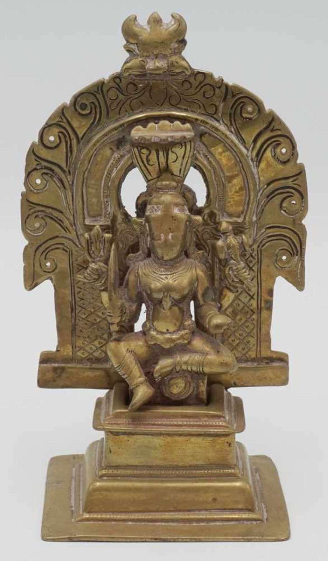 Altar des vierarmigen Vishnu, Indien, 20. Jh.Messing, Vishnu auf hohem Sockel mit seinen Attributen,