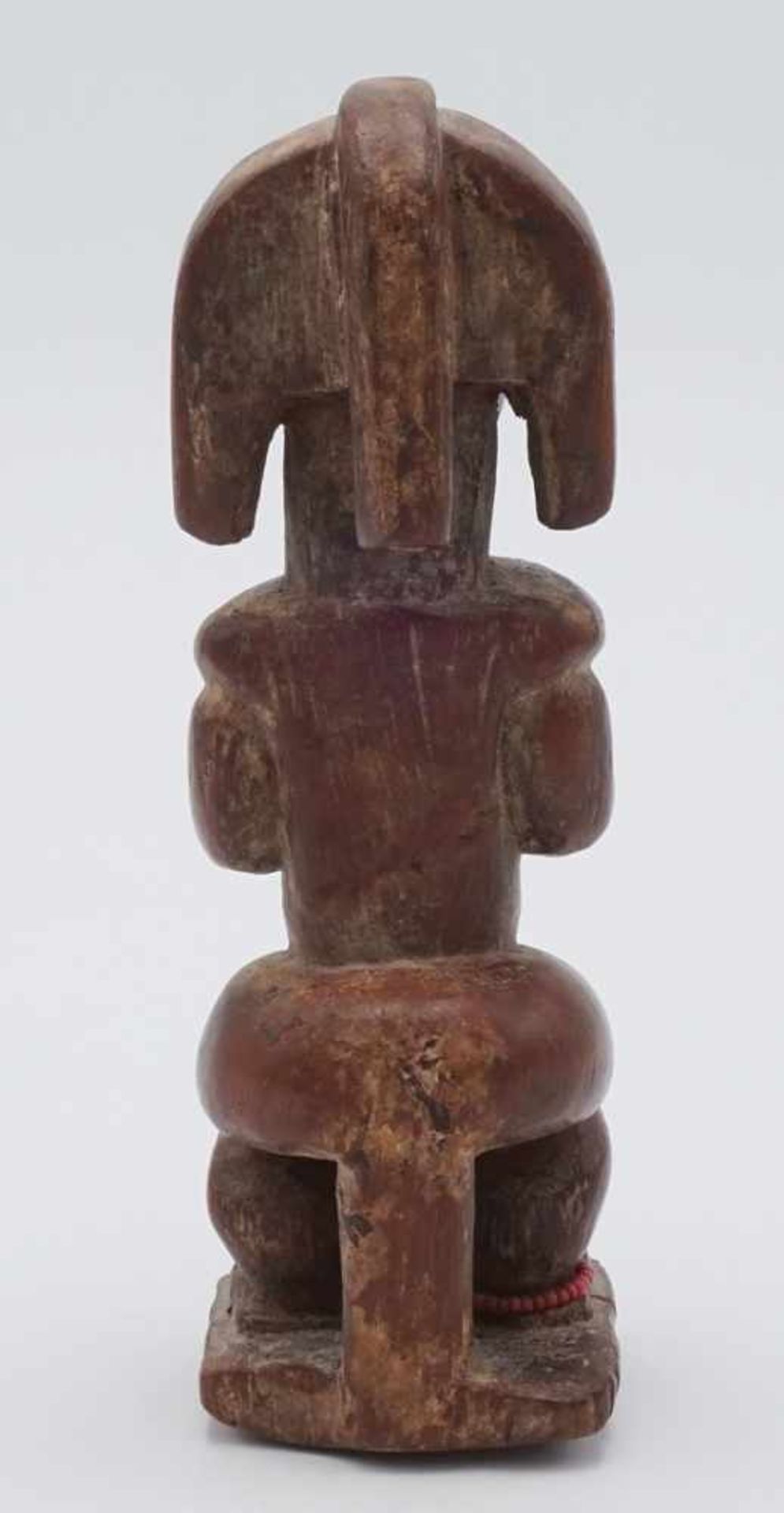 Reliquiar Figur der Fang, GabunHolz, vollplastische, auf Pflock sitzende, männliche Darstellung - Bild 3 aus 4