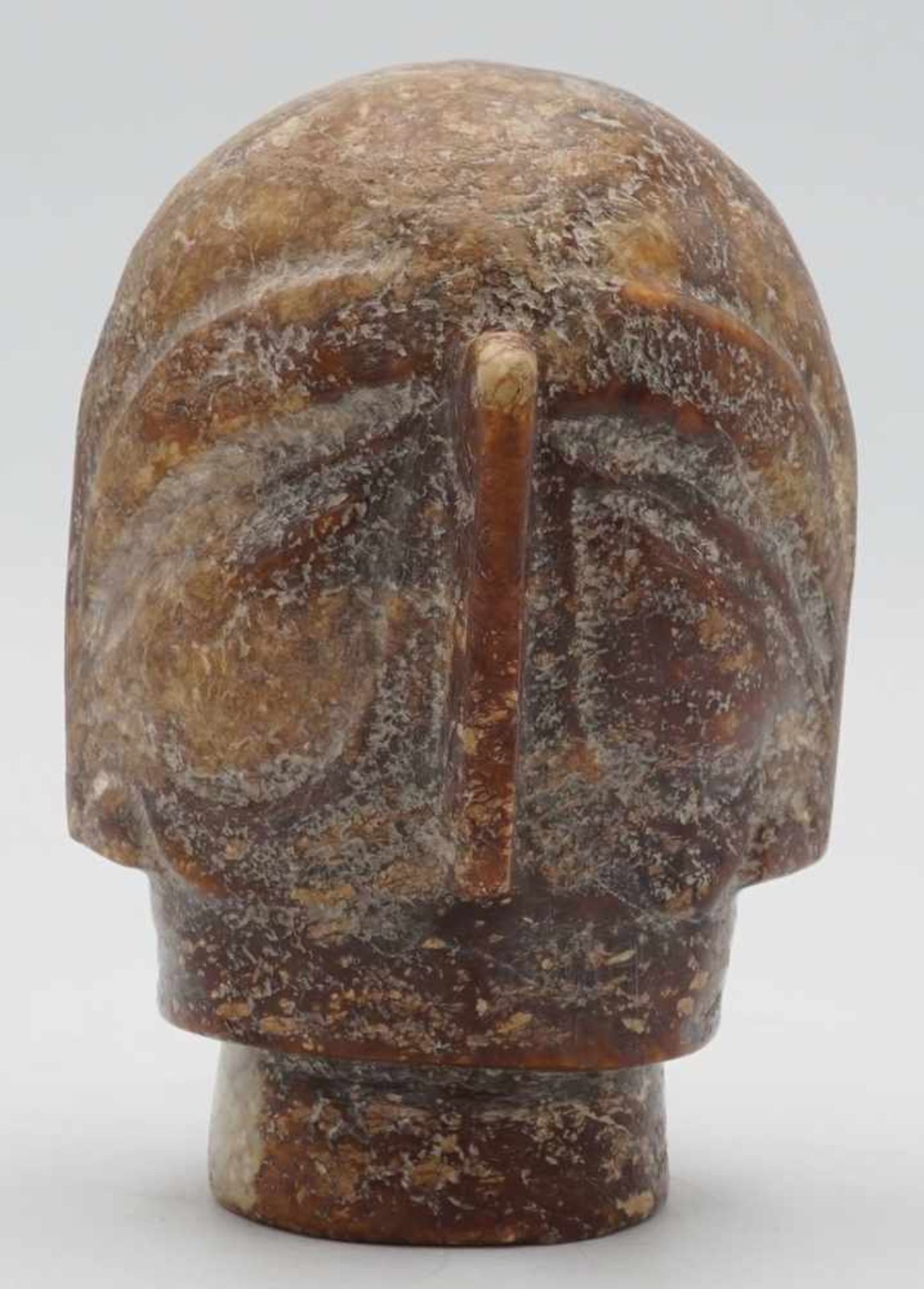 Januskopf, Chinawohl Späte Schang-Periode (13. - 10. Jh. v.Chr.), braune, etwas gesprenkelte Jade, - Bild 2 aus 4