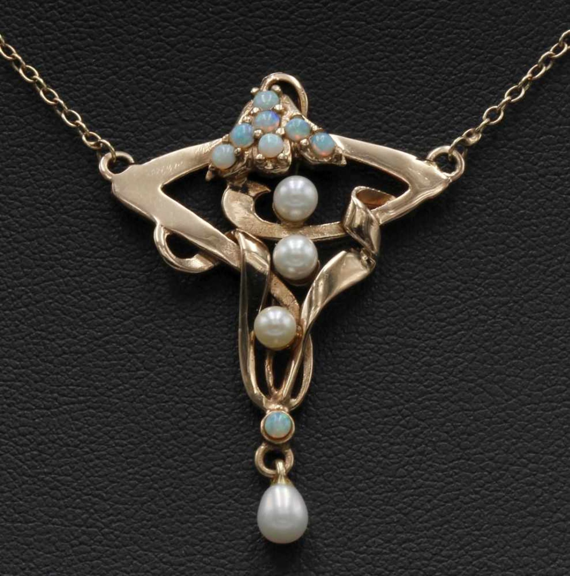 Jugendstil Collier mit Opalen und Perlen585/- Rotgold, acht kleine Opale im Cabochonschliff, drei