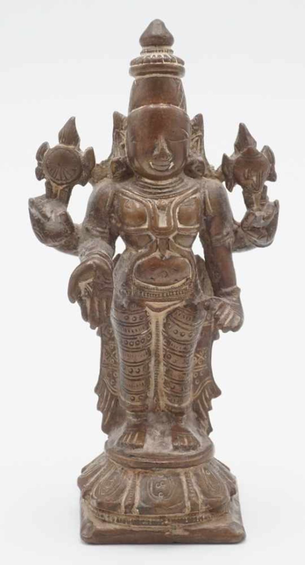 Bronze Vishnu, Indien, 18. Jh.Kupferbronze, auf gestuftem Sockel stehender vierarmiger Hindu-Gott,