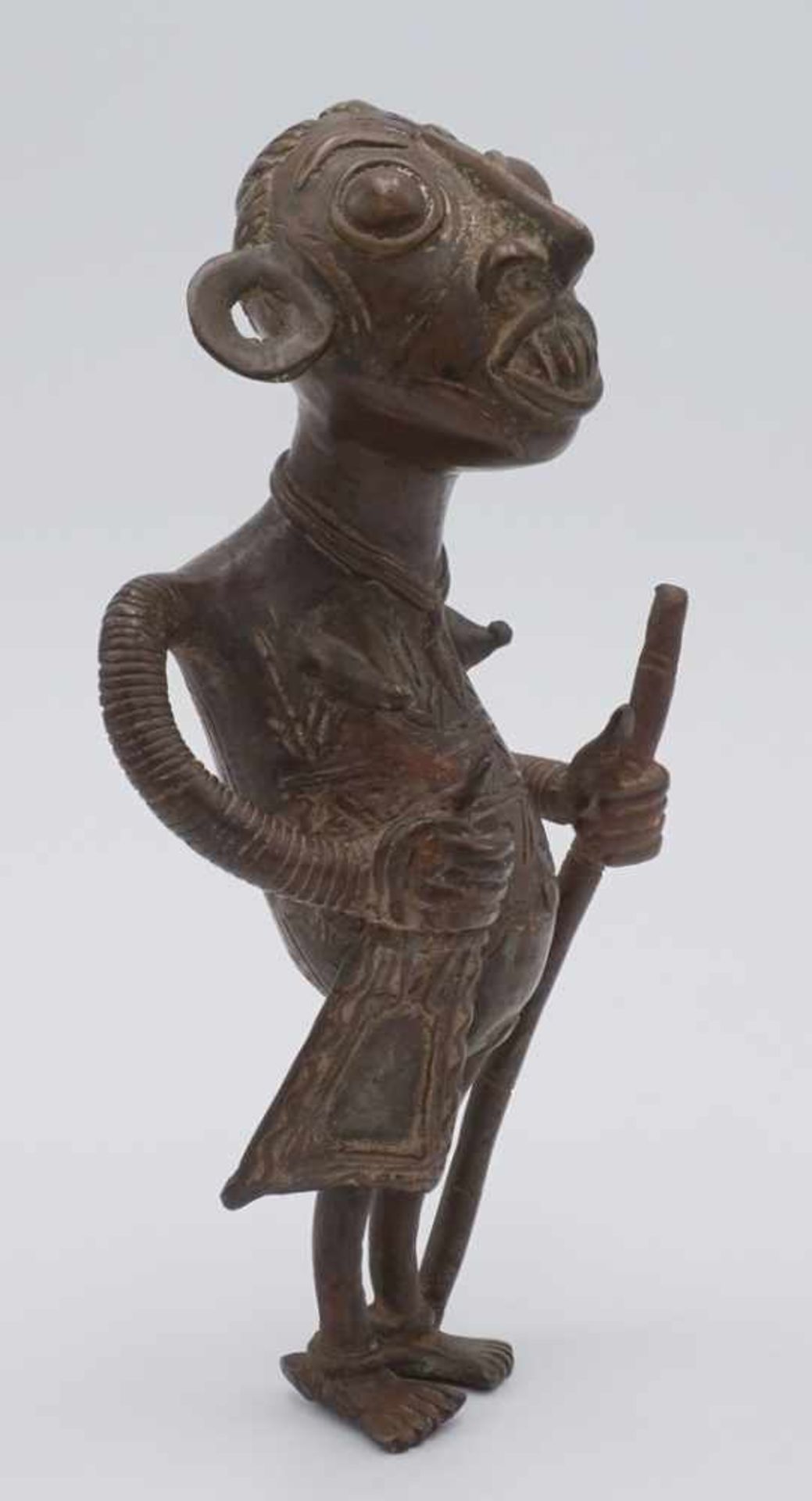 Moderne afrikanisch Frau mit Beutel und StockBronze, 2. Hälfte 20. Jh., unsigniert, Frauenfigur