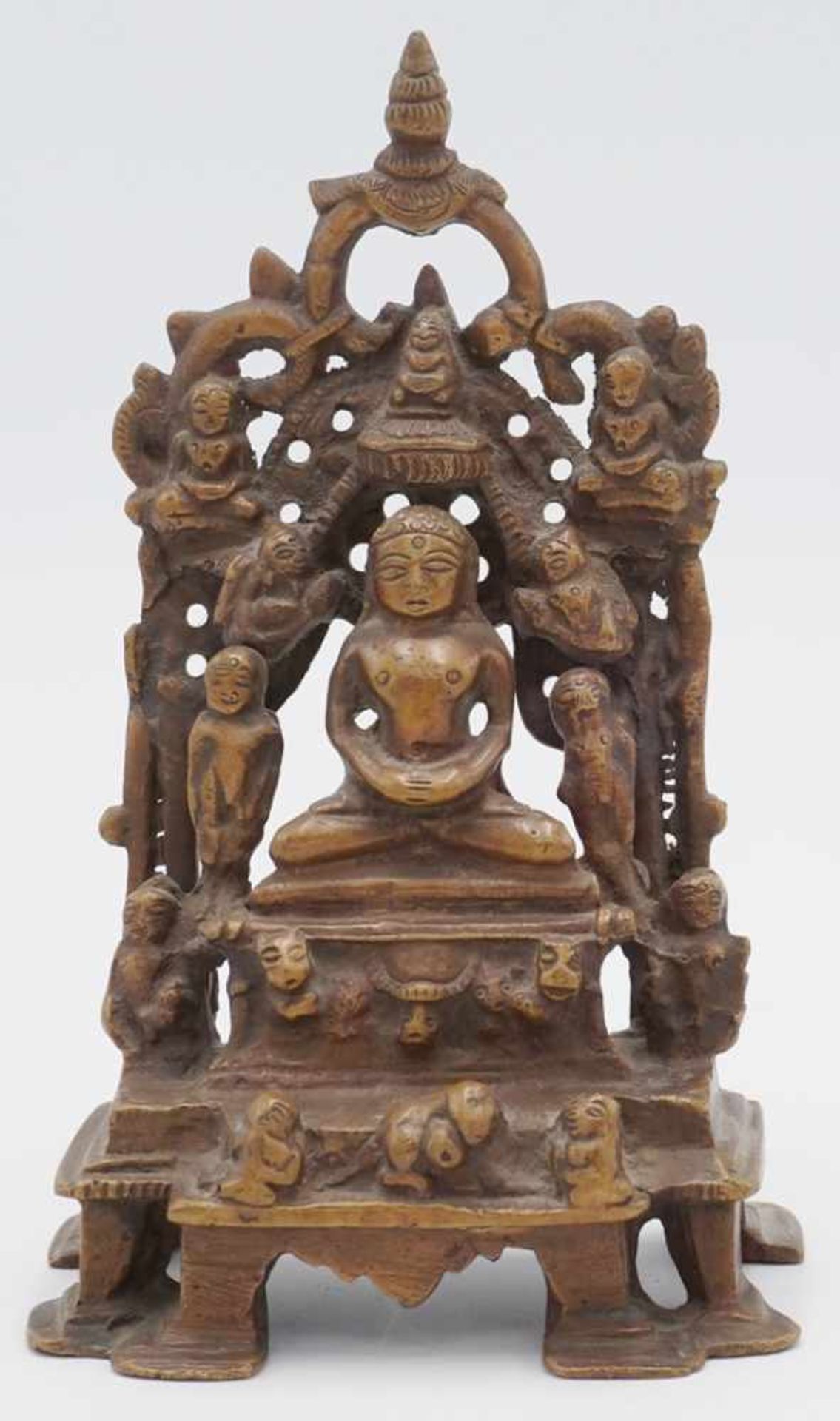 Jain Altar mit dem Tirthankara Rishabhanatha, Indien, 17./18. Jh.Kupferbronze, der Tirthankara sitzt