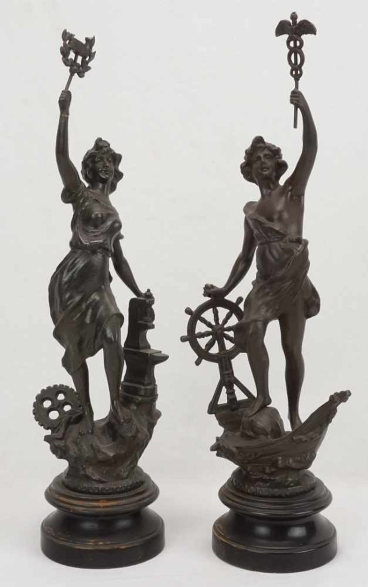 Zwei allegorische Figuren, für Handwerk und Wirtschaft & Handel1) Frauenfigur mit Amboss, Rad und