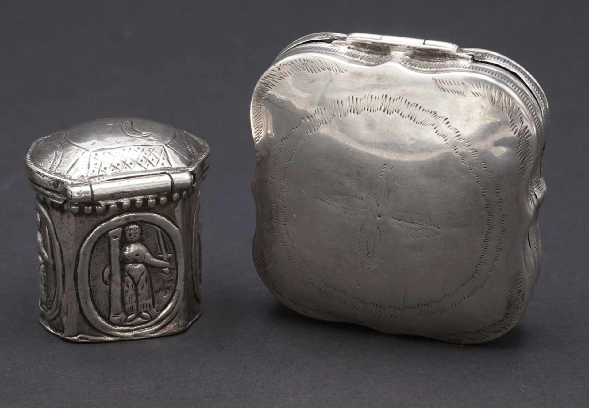 Zwei kleine, verzierte SilberdosenSilber (geprüft), Punzen undeutlich oder nicht identifizierbar, - Image 2 of 3