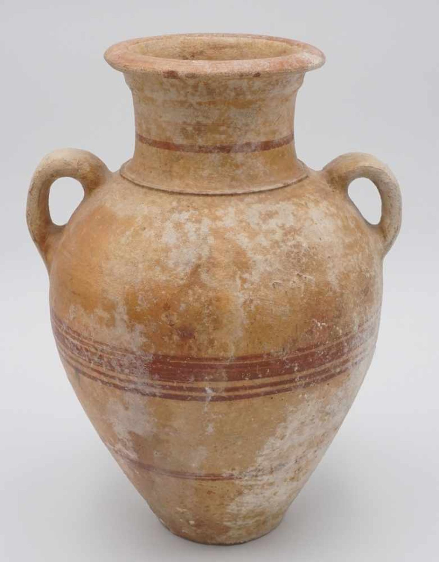 Amphore aus der Antikeheller Ton mit braunem Streifendekor, bauchiger Körper mit zwei Henkeln und - Bild 2 aus 3