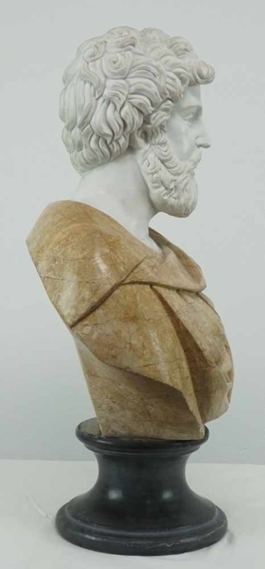 Büste eines griechischen Gelehrtenweißer Marmor, 19. Jh., Tunika beigefarbener Marmor, auf rundem - Image 2 of 4