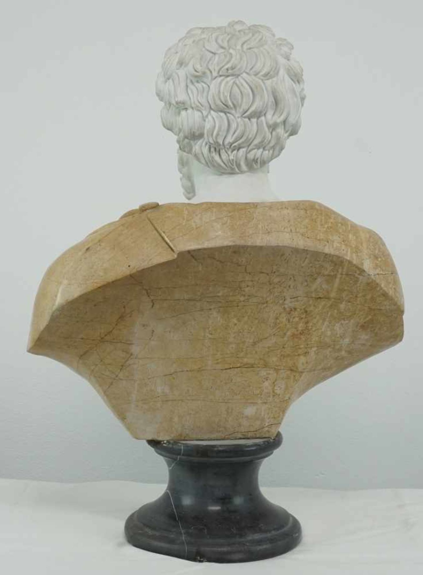 Büste eines griechischen Gelehrtenweißer Marmor, 19. Jh., Tunika beigefarbener Marmor, auf rundem - Bild 3 aus 4