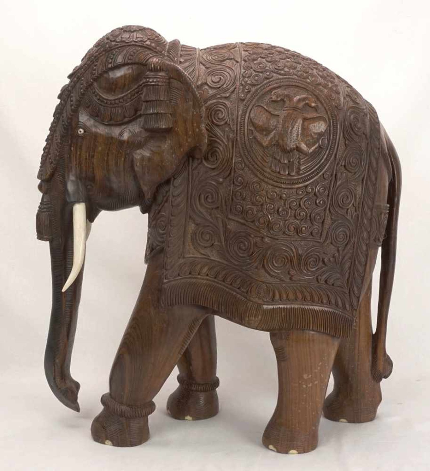 Großer Elefant, Indien, 20. Jh.Palisander, prächtig ausgeschmückter Elefant mit Stoßzähnen aus Bein, - Bild 2 aus 6