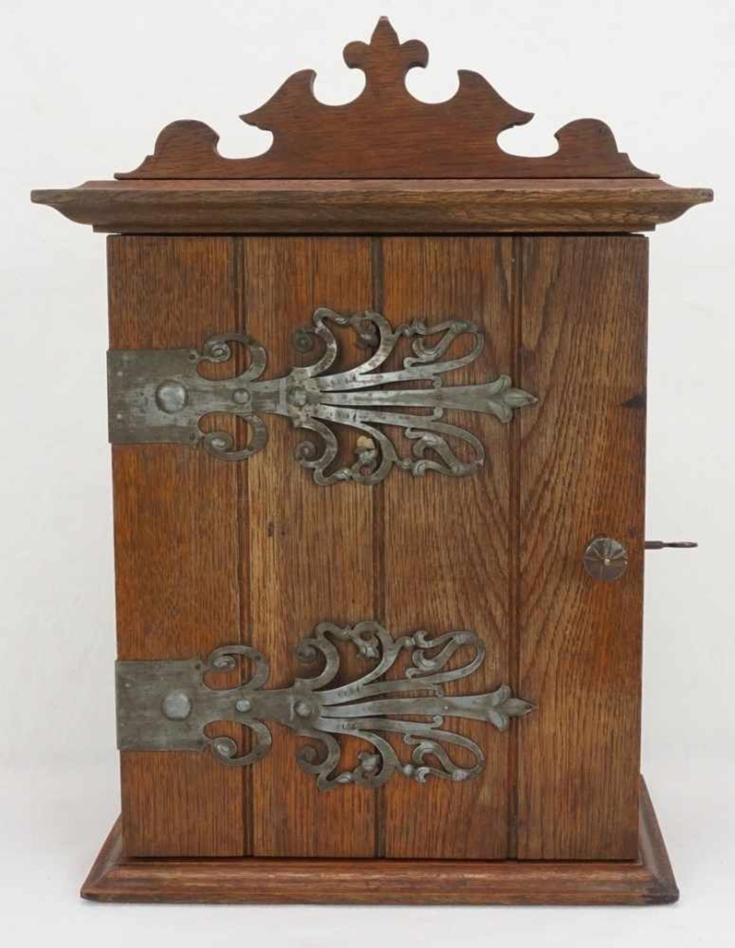 Kleiner Wandschrank, Eicheum 1890, Metall-Zierbeschläge, Bekrönung, Schlüssel vorhanden, altersgemäß