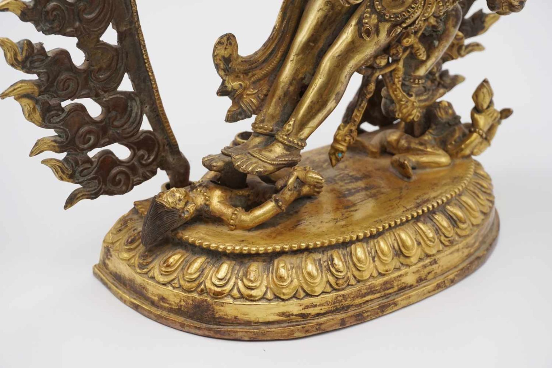 Chakrasamvara mit seiner Weisheitspartnerin Vajravarahi, Tibet / Nepal, 19. Jh.Kupferbronze, - Bild 9 aus 9