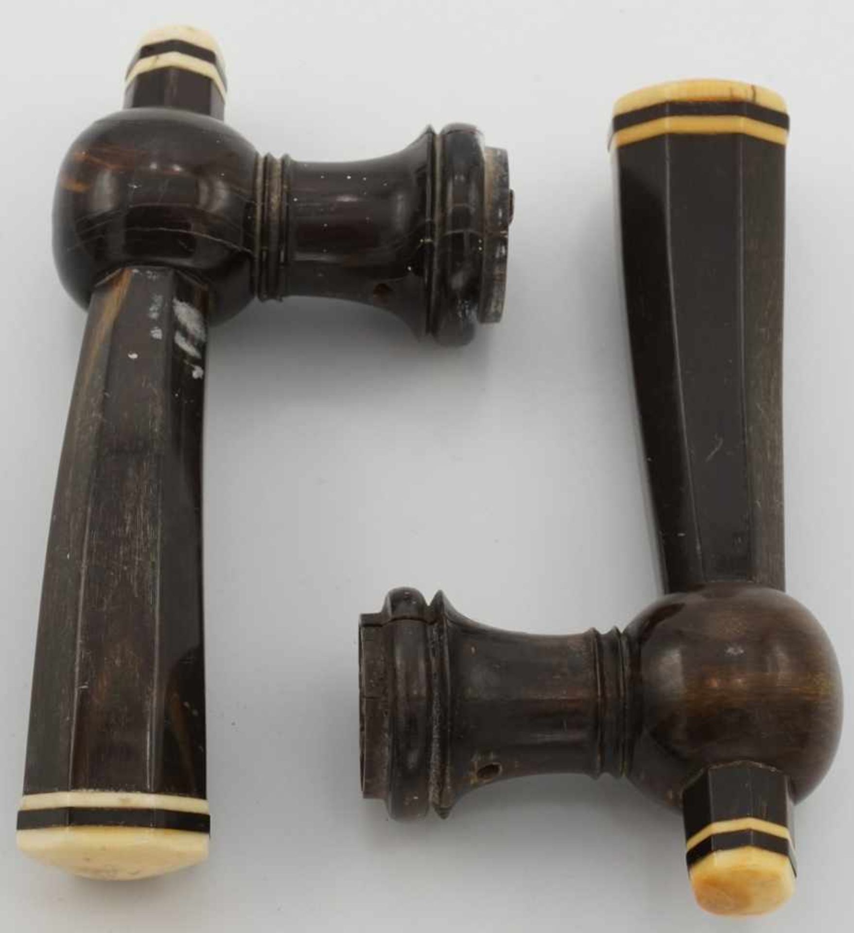 Paar Horn-Türklinken, 19. Jh.geschnittenes Horn und Elfenbein, altersgemäßer Zustand, 12,5 x 6 cm (