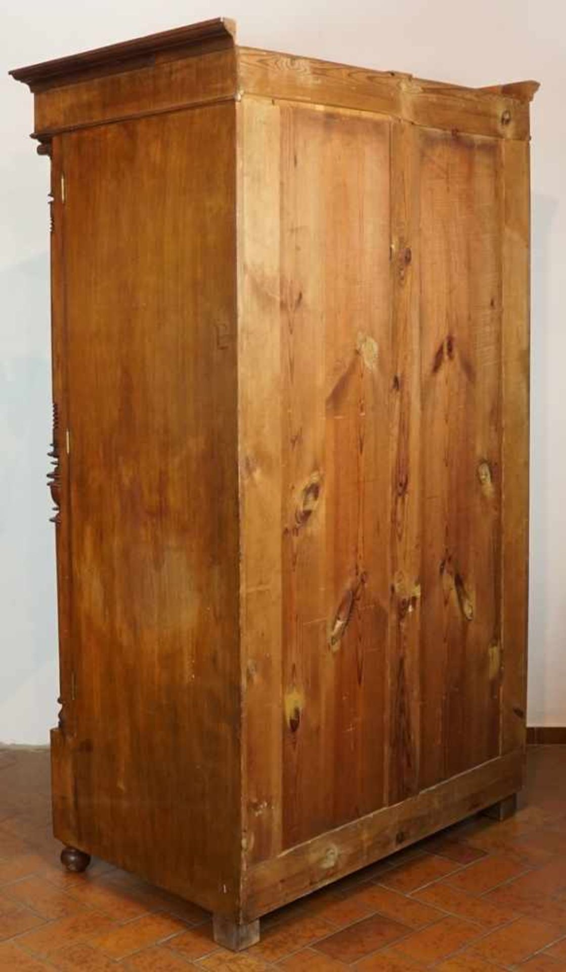 Gründerzeit Kleiderschrank, Nussbaumzweitürig, Kassetten mit floraler Flachreliefschnitzerei, - Bild 4 aus 4